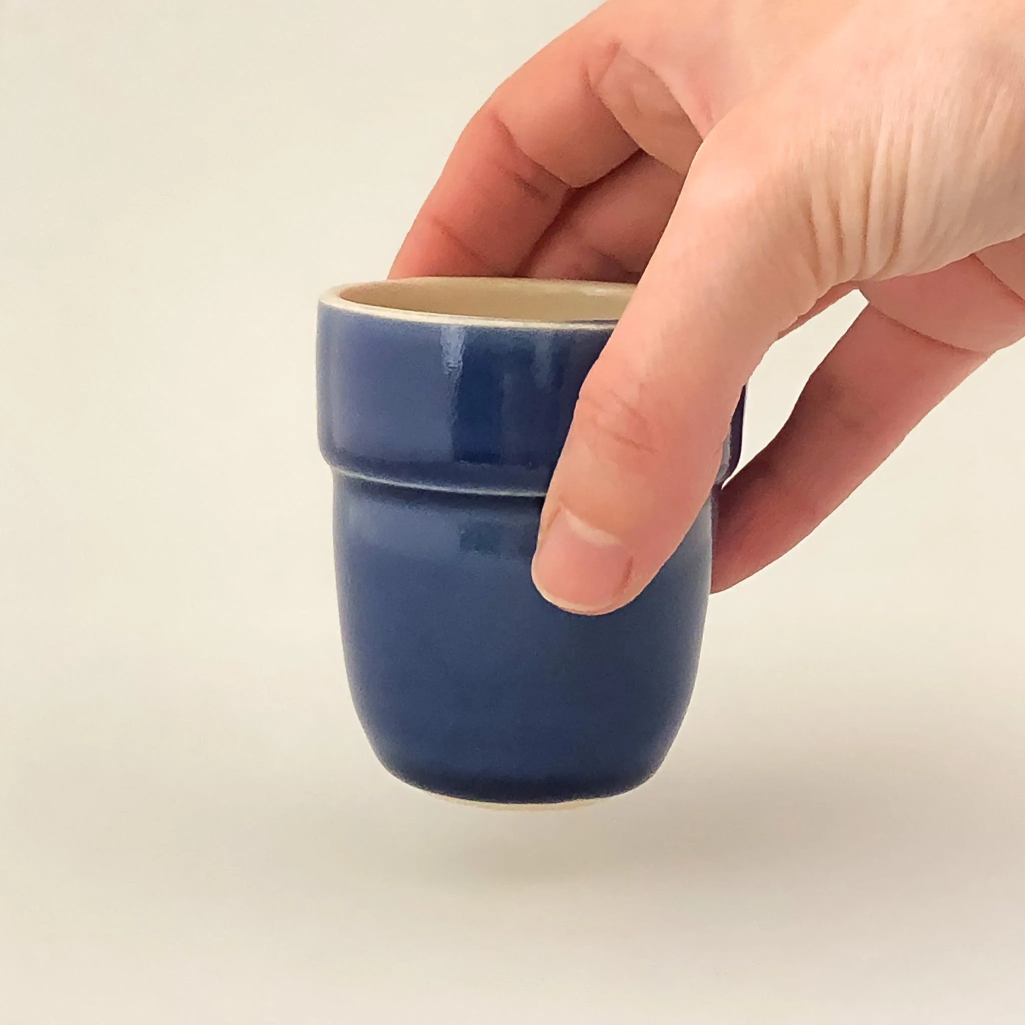 Le petit gobelet est une pièce en grès façonné à la main. Il vous accompagnera dès votre réveil pour y verser un café expresso ou pour tout autre moment de la journée.