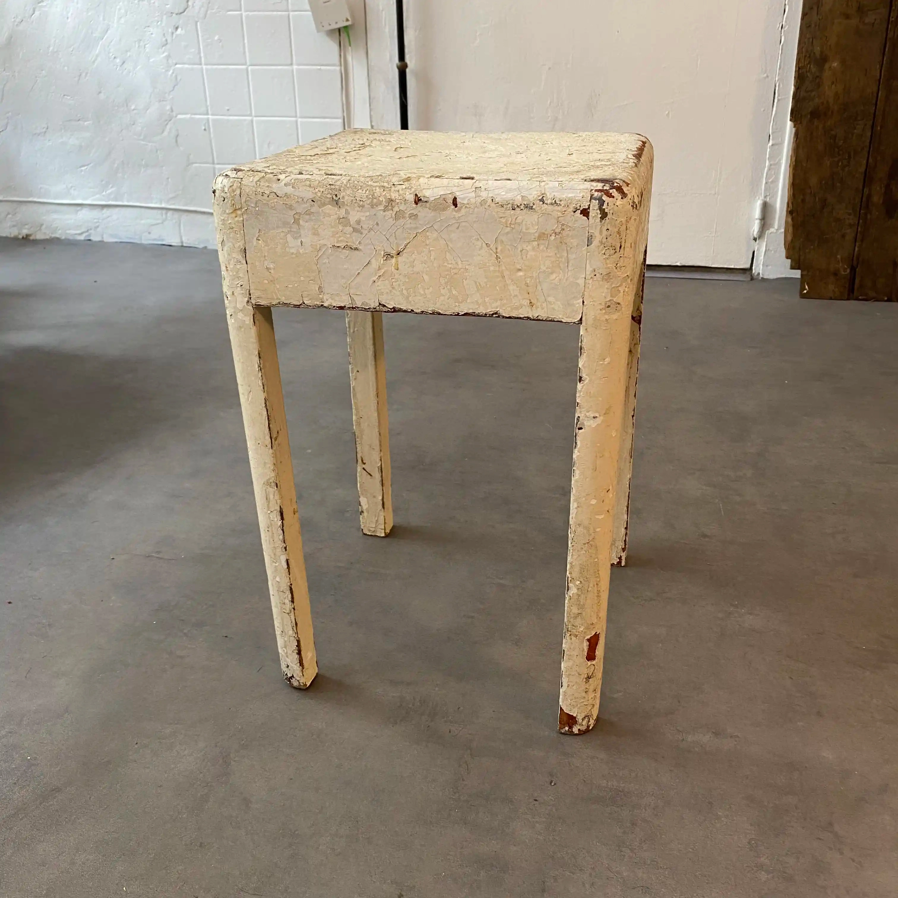 Tabouret d'atelier patiné