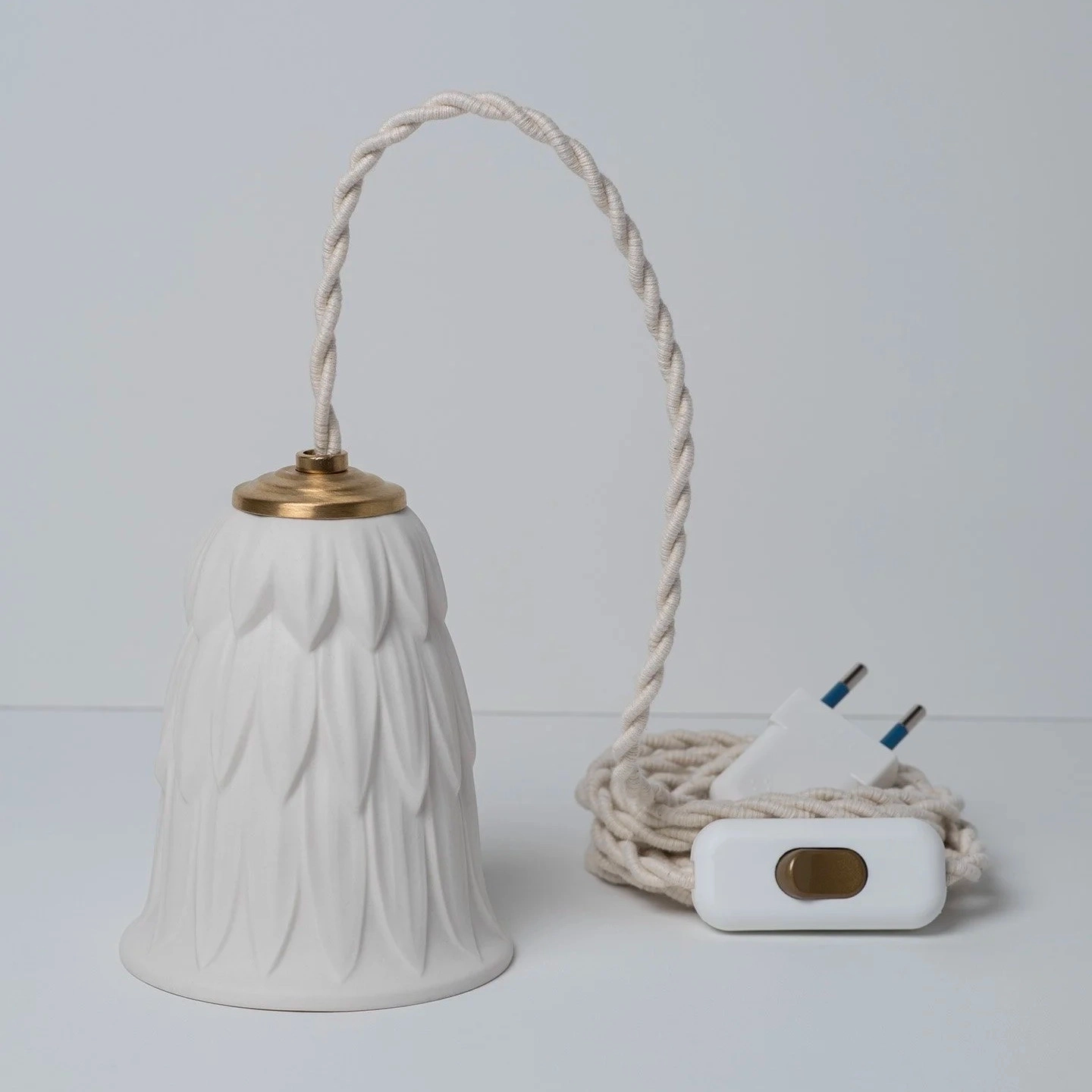 Ce feuillage d’intérieur, en biscuit de porcelaine, agrémentera votre maison de douceur. Il prendra facilement racine s’il est éclairé chaque jour.
Hauteur : 12.5 cm / Diamètre : 9.5 cm. Cordon textile torsadé de 3 mètres avec interrupteur & prise (patère non fournie à prévoir) ou Cordon textile torsadé de 1,5 mètre à raccorder. Ampoule G9 / 2.2 W ≃ 24W (non fournie). Disponible en plusieurs couleurs