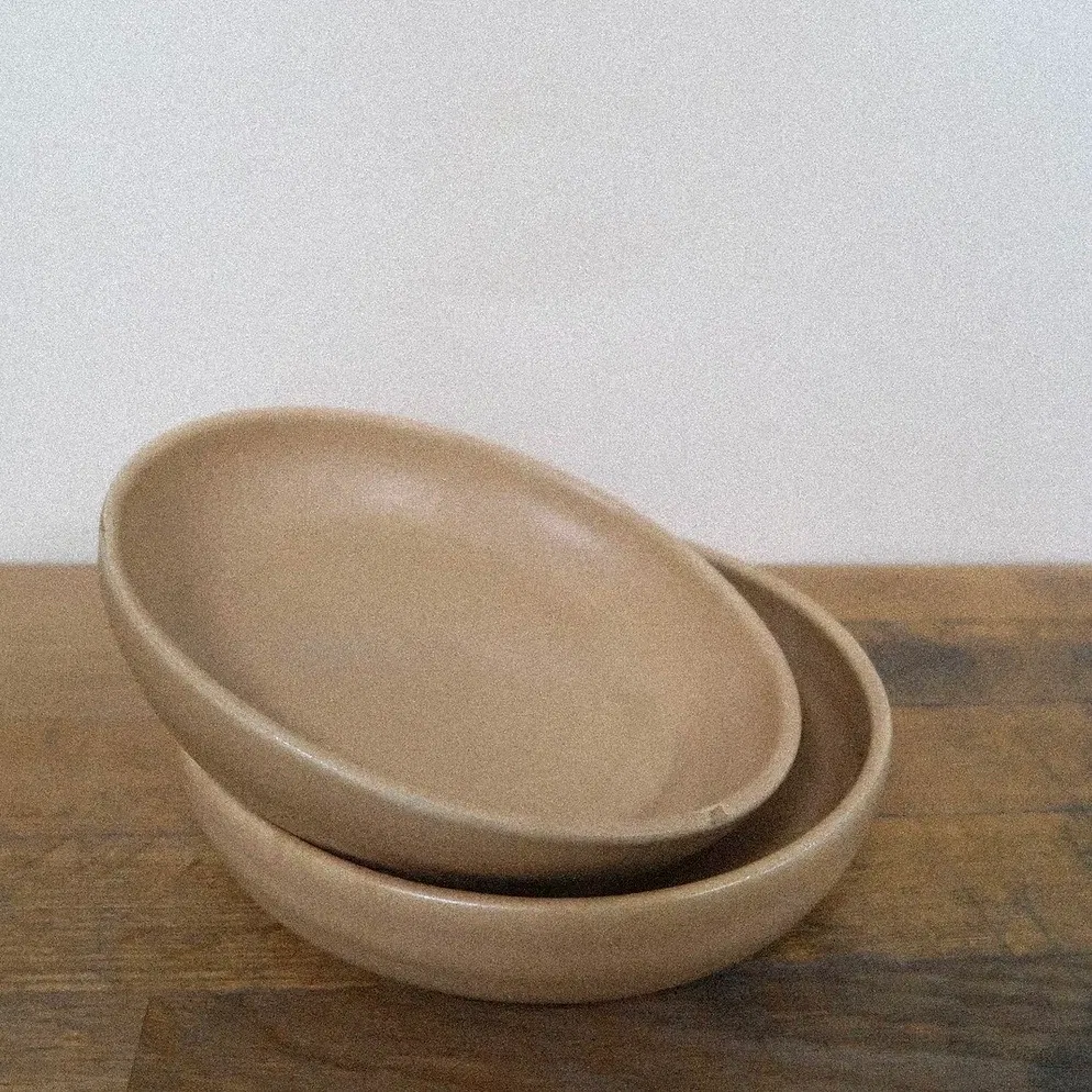 Une pièce singulière, pensée pour embellir les gestes simples du quotidien.
Tournée à la main et recouverte d’un émail brun aux reflets miels, cette assiette révèle des nuances douces et subtiles qui évoluent selon la lumière. Sa forme légèrement irrégulière porte la trace du façonnage manuel, rendant chaque pièce unique.
Pensée pour accueillir un repas, une part de gâteau ou quelques fruits, elle invite à ralentir et à savourer, en ajoutant une touche sensible et chaleureuse à votre table.
Chaque assiette est réalisée à la main dans mon atelier à Paris.
DIMENSIONS : Ø 18,5cm environ