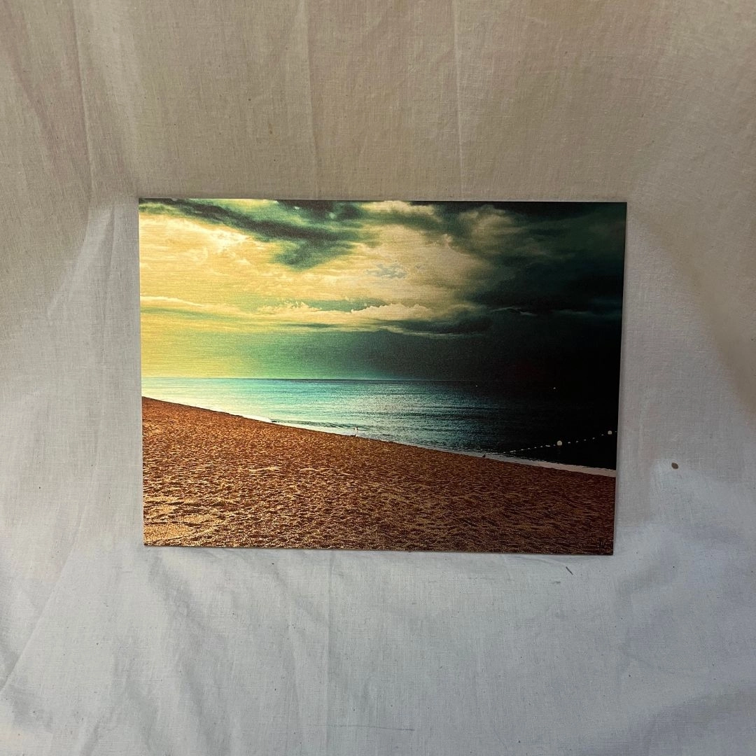 Les Bouées Jaunes (22x30) Une photo où le ciel domine, avec deux petites bouées jaunes visibles à droite, prise à Argelès près de Perpignan.