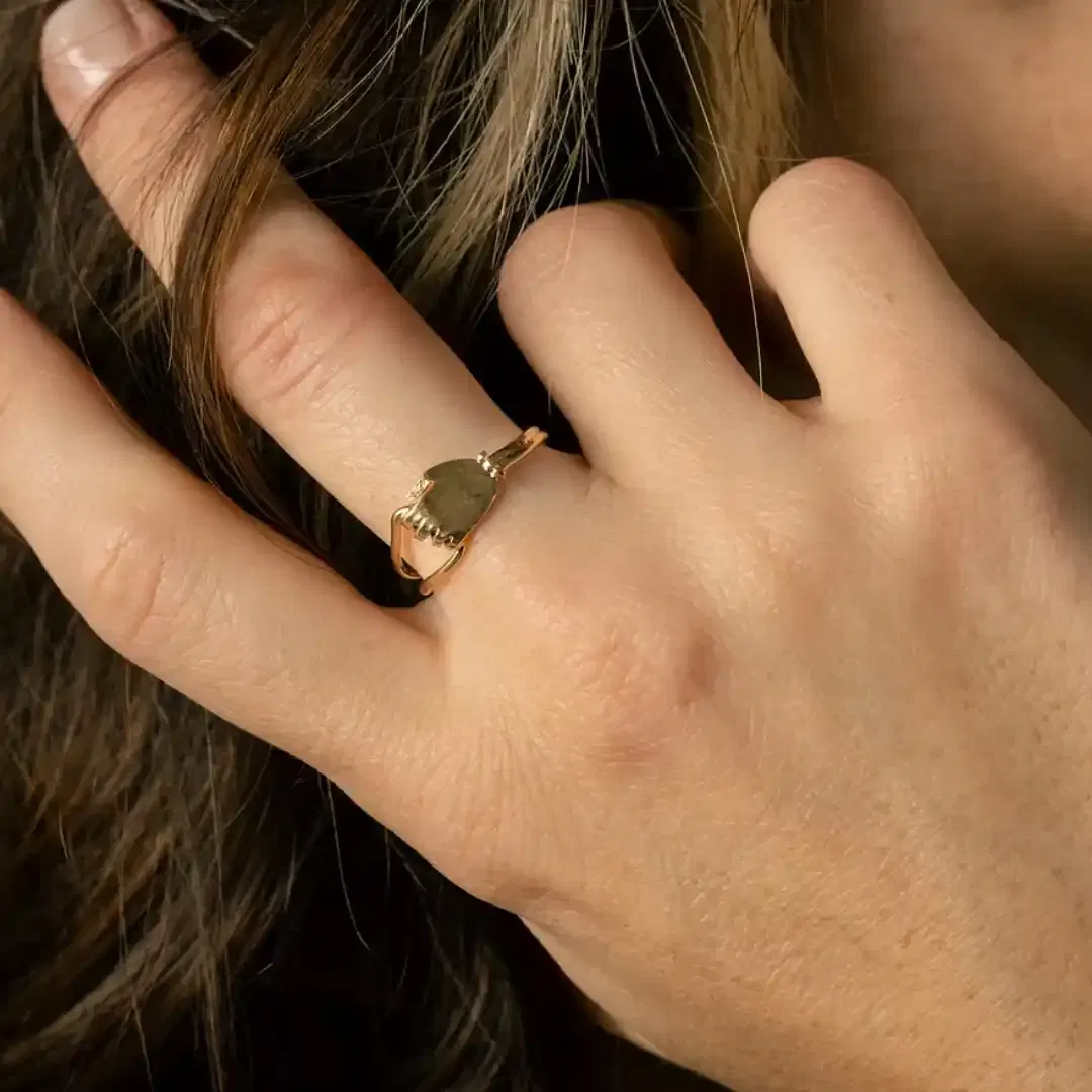La bague PALMA est un bijou qui s'inspire des créations médiévales, avec sa main serrée autour de l'anneau. La texture subtilement martelé du bijou viendra rendre chaque pièce unique l'une de l'autre. La largeur est d'environ 1cm.
Taille à indiquer dans l'ordre.
Les bijoux Atelier Nicol sont entièrement fabriqués en laiton (sans nickel, non allergène), puis recouverts d'un bain d'or. Le placage trois microns permet à chaque pièce de pouvoir vous accompagner au quotidien et de durer dans le temps. Les bijoux plaqué argent sont, quant à eux, recouvert d'un bain d'argent de dix microns.