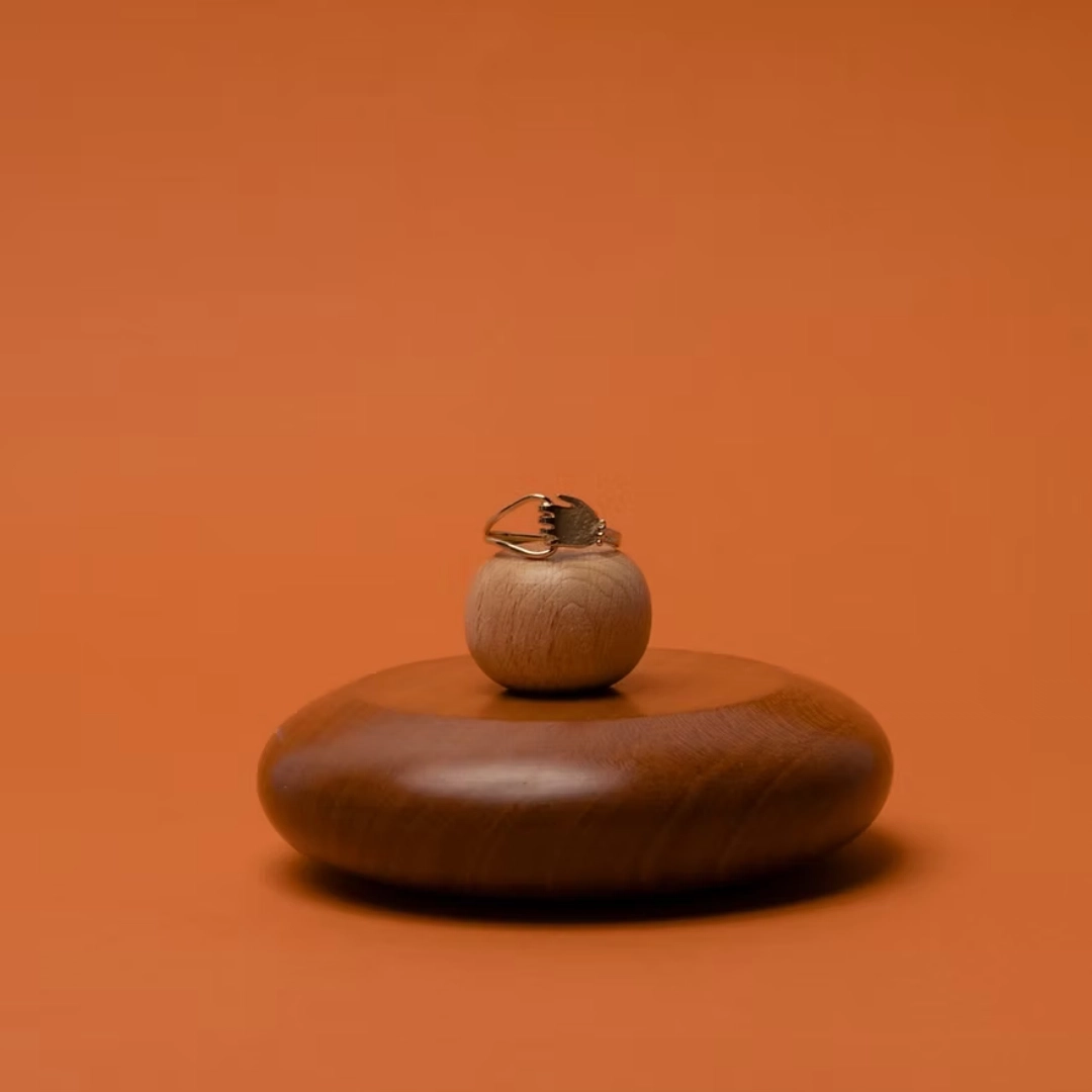 La bague PALMA est un bijou qui s'inspire des créations médiévales, avec sa main serrée autour de l'anneau. La texture subtilement martelé du bijou viendra rendre chaque pièce unique l'une de l'autre. La largeur est d'environ 1cm.
Taille à indiquer dans l'ordre.
Les bijoux Atelier Nicol sont entièrement fabriqués en laiton (sans nickel, non allergène), puis recouverts d'un bain d'or. Le placage trois microns permet à chaque pièce de pouvoir vous accompagner au quotidien et de durer dans le temps. Les bijoux plaqué argent sont, quant à eux, recouvert d'un bain d'argent de dix microns.