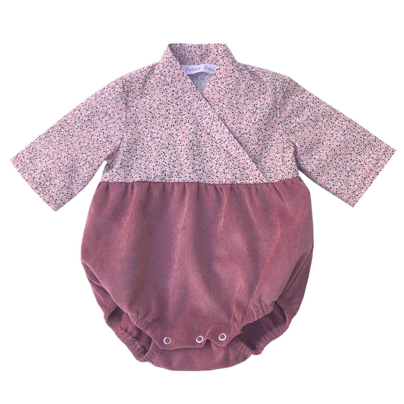 Avec son col japonais, ce petit bloomer permet un change facile avec ses 3 boutons pressions situés en partie basse. Composition : velours milleraie et imprimé coton. Fabriqué avec amour à Paris