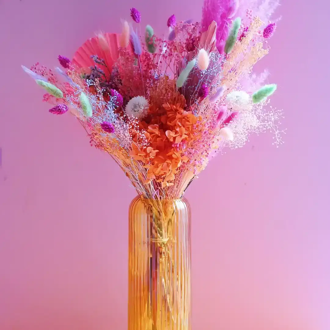 Un bouquet de fleurs séchées aux teintes vibrantes, disponible avec ou sans son vase assorti.
Matériaux : Fleurs séchées et stabilisées
Couleurs : Rose, orange, vert
Vase en option : Grand vase teinté ocre, tel que présenté sur la photo (en option : +20€). Dimensions : Hauteur 25 cm, Diamètre 10 cm