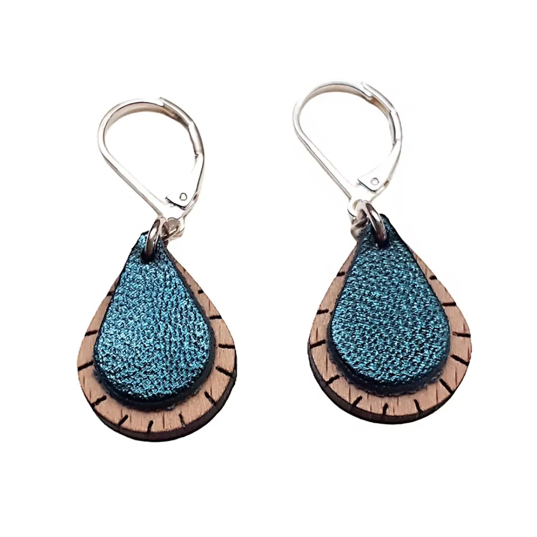 Les boucles d'oreilles en bois et cuir GOUTTE Bleu pétrole se composent d’un empiècement de cuir bleu pétrole, assorti à une goutte en bois de Hêtre.
Bijoux fantaisie fabriqué artisanalement en France. Petites pendantes, courtes à porter facile à porter au quotidien. Fabriquées à partir de matériaux naturels tels que le bois et le cuir, elles sont à la fois légères et résistantes.
Dimensions : hauteur 2,3 cm.