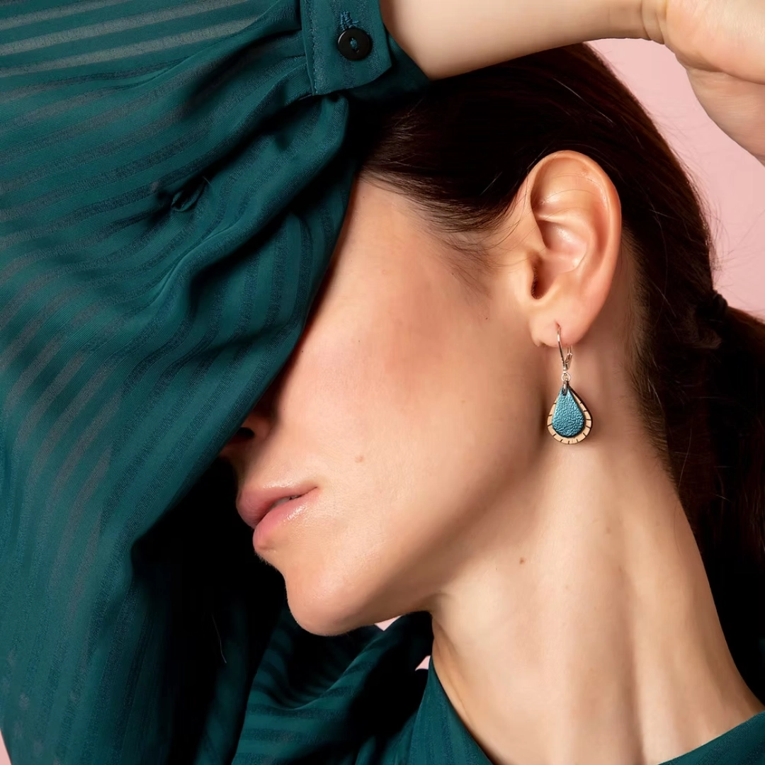 Les boucles d'oreilles en bois et cuir GOUTTE Bleu pétrole se composent d’un empiècement de cuir bleu pétrole, assorti à une goutte en bois de Hêtre.
Bijoux fantaisie fabriqué artisanalement en France. Petites pendantes, courtes à porter facile à porter au quotidien. Fabriquées à partir de matériaux naturels tels que le bois et le cuir, elles sont à la fois légères et résistantes.
Dimensions : hauteur 2,3 cm.