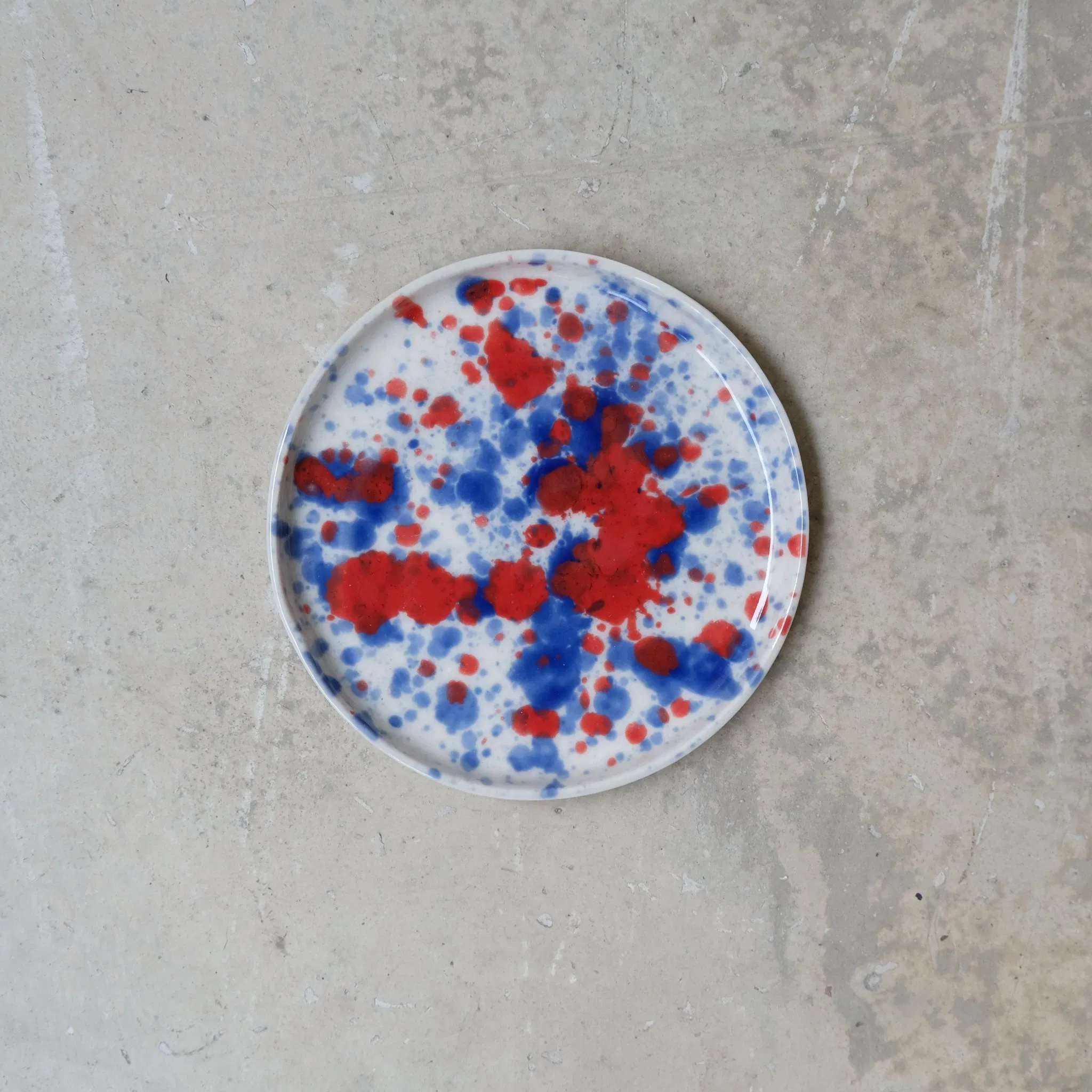 Assiette en porcelaine D 11,5cm- bleu et rouge