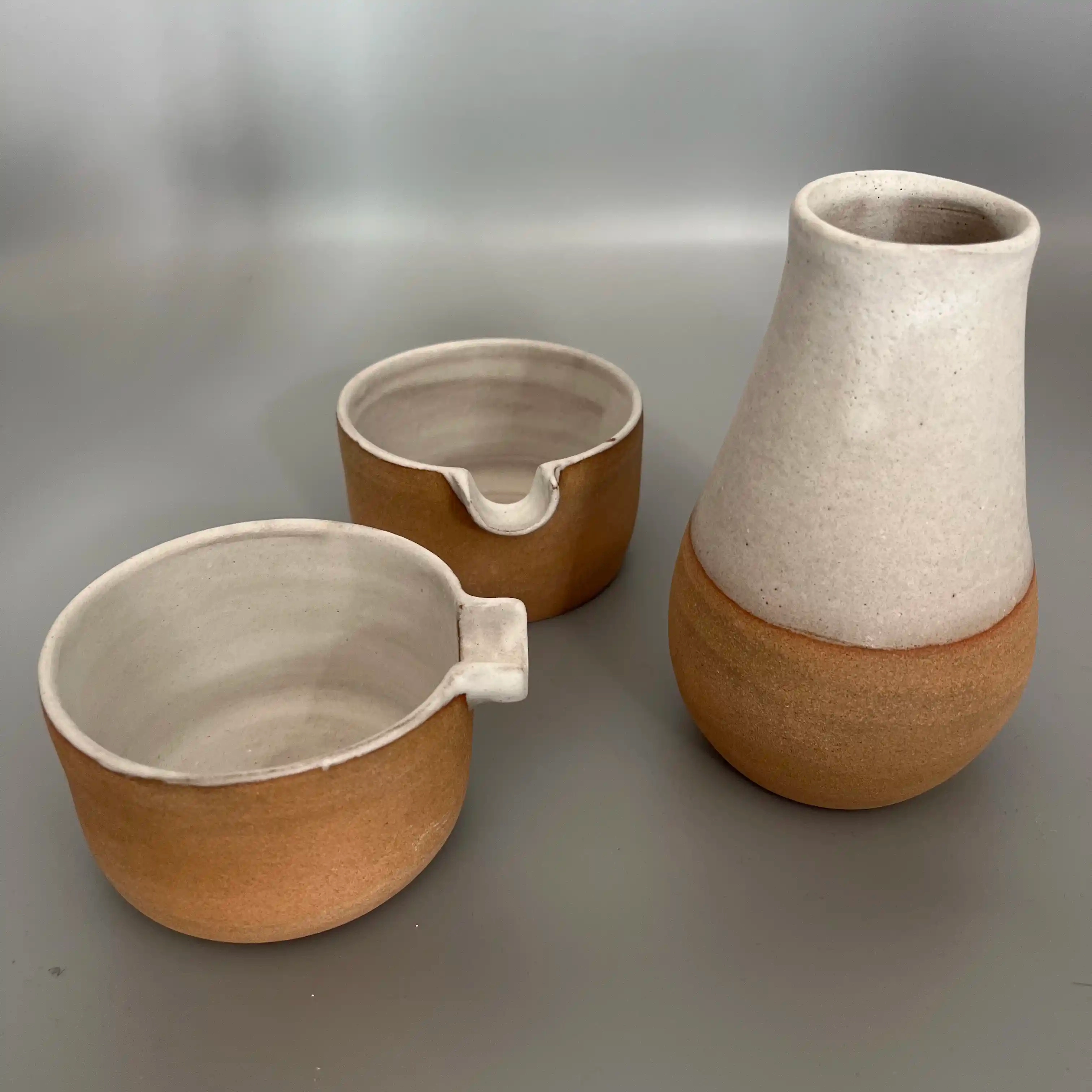 Petits sauciers de table tournés en terre de grès rouge