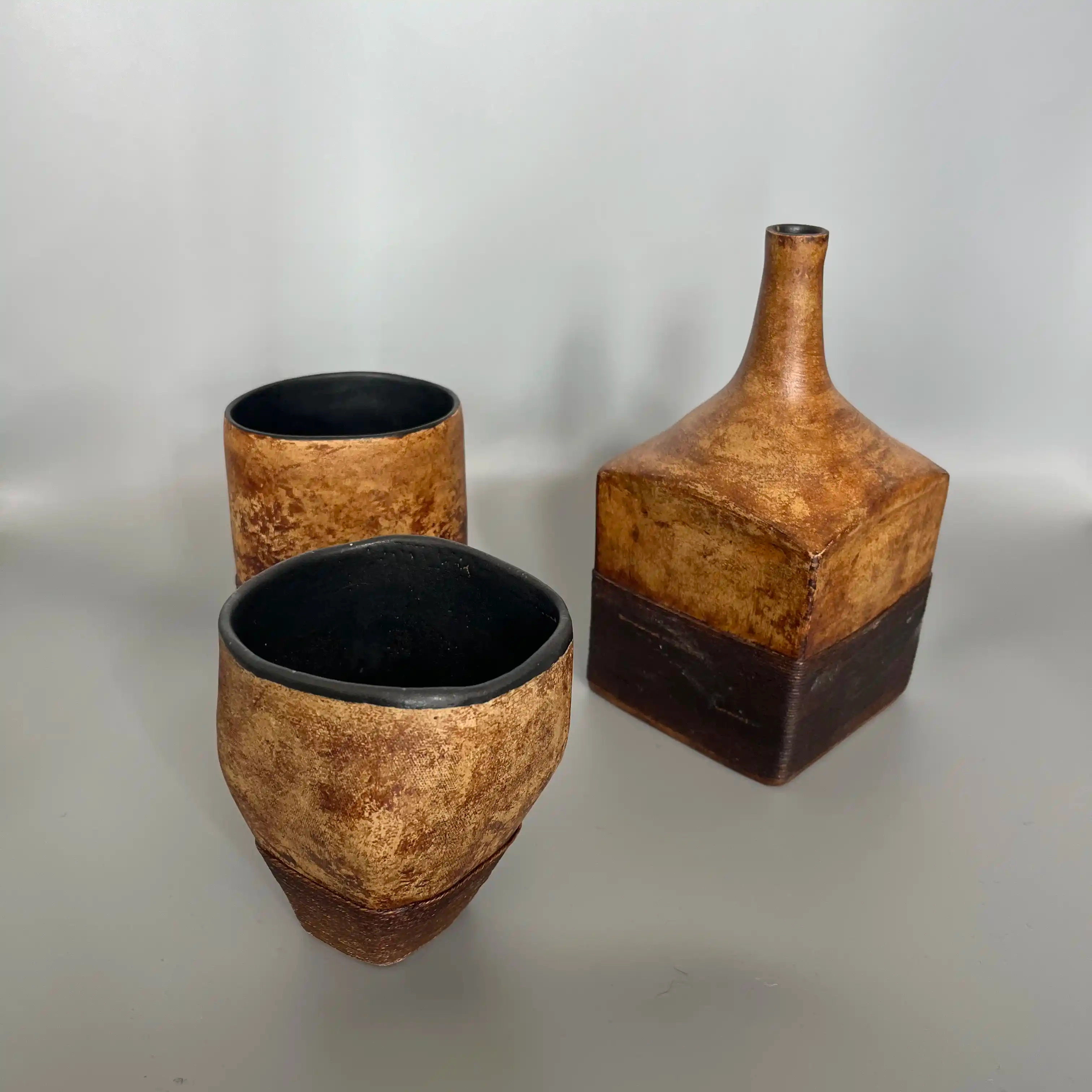 Pièces montées à la plaque ou tournées, fil de lin enduit de laque japonaise.