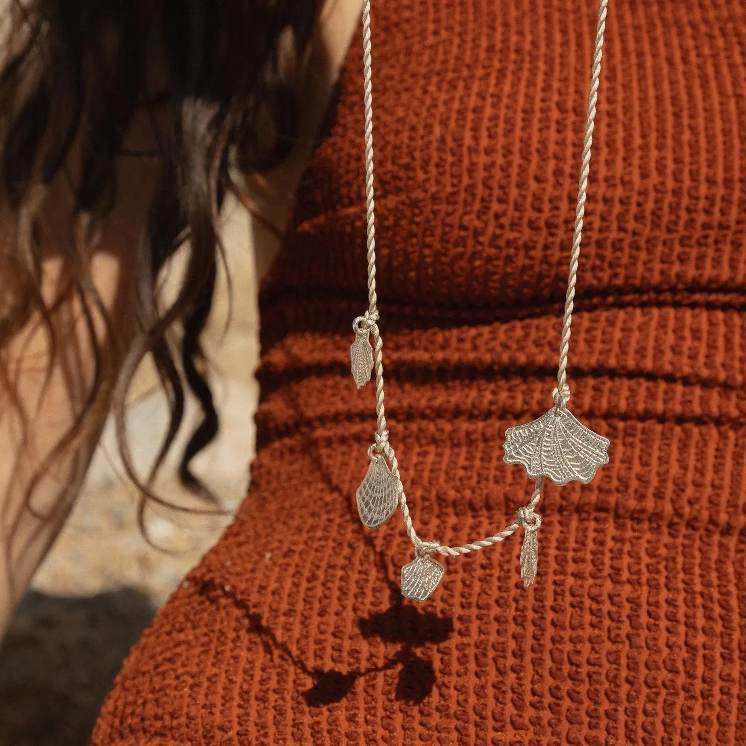 Collier sur le sable