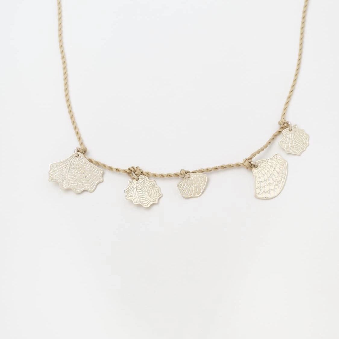 Collier sur le sable