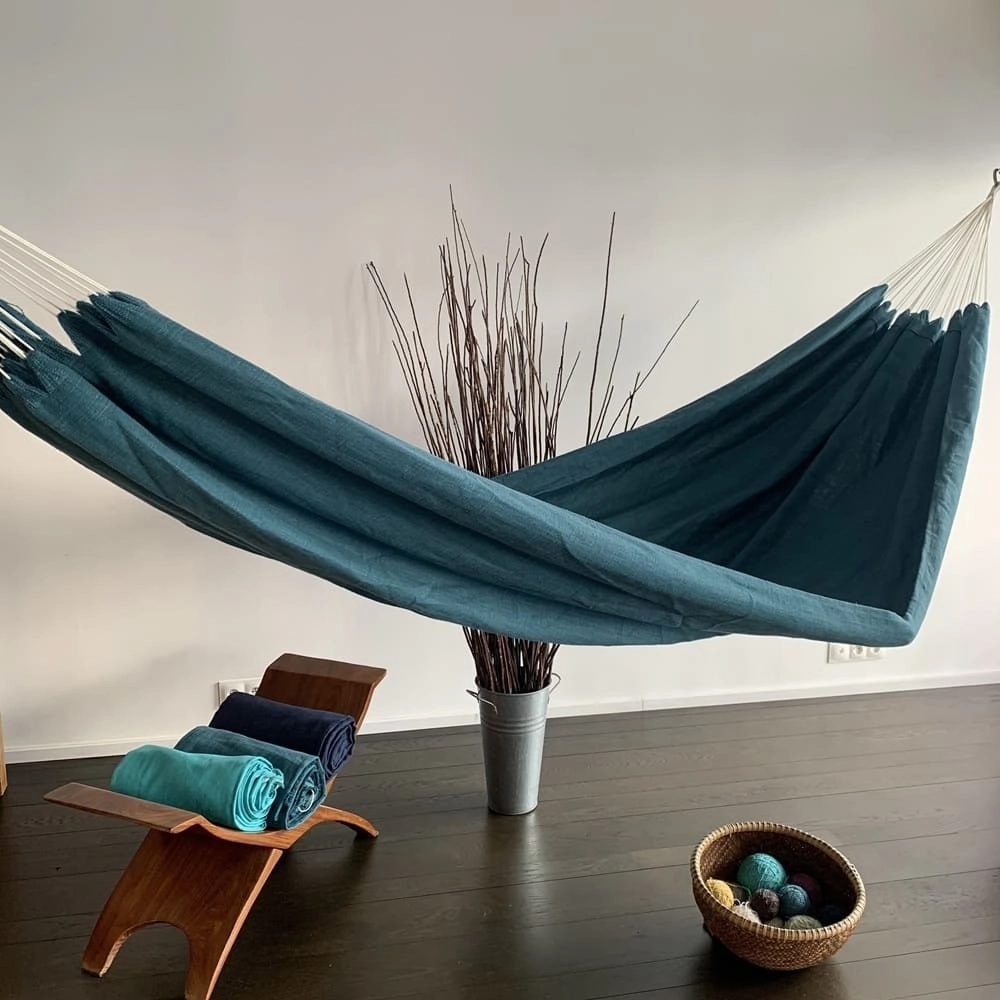 Hamac d’intérieur en lin bleu paon : l’Urbain