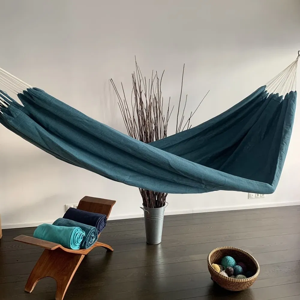 Hamac d’intérieur en lin bleu paon : l’Urbain