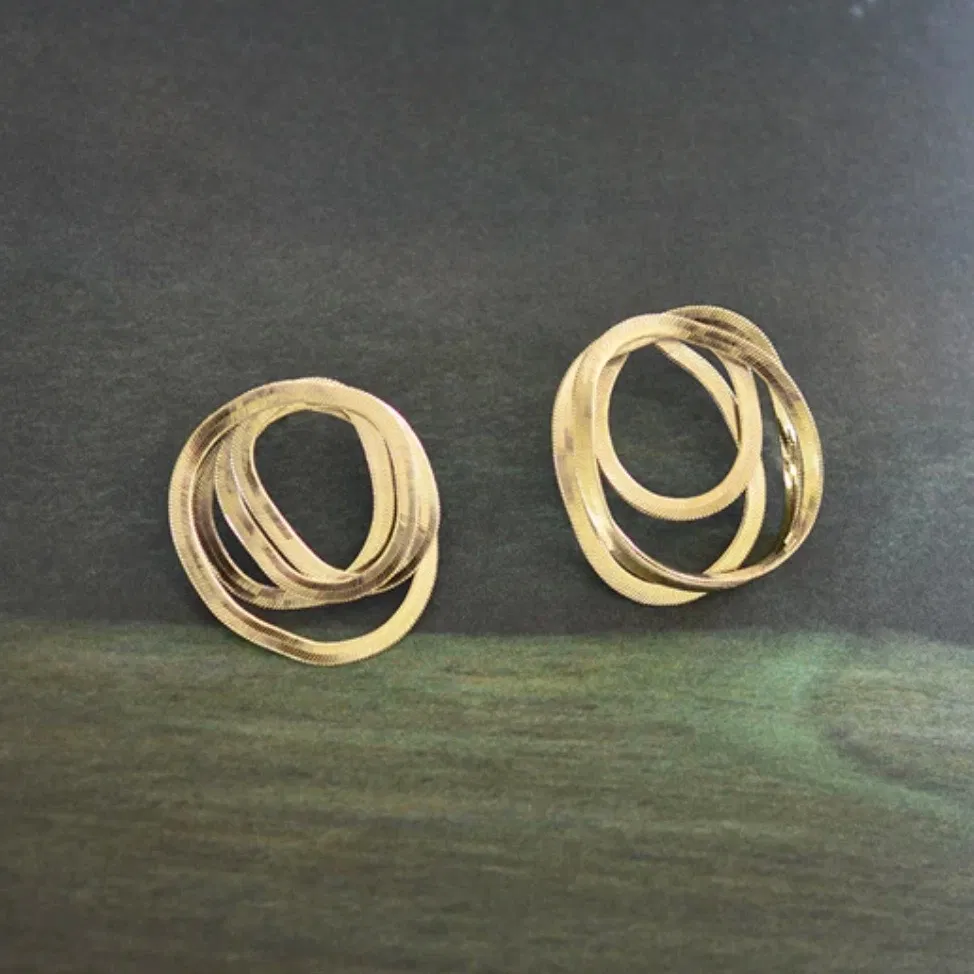 Des boucles d'oreilles souples et structurées, notre coup de coeur et best seller absolu.
Illustrant le mouvement de la main qui façonne, la ligne Geste, toute en courbes douces, dessine le geste manuel. Un jeu de contrastes entre souplesse et structure, une ode au mouvement. Des pièces fortes et solaires qui captent la lumière et subliment le corps.
A noter : nous avons conçu les boucles Geste avec la volonté que chaque paire soit unique, légèrement asymétrique.
Matériaux : en laiton doré à l'or recyclé fin 24 carats, maille souple serpent
Dimensions : longueur 4 cm
Tous nos bijoux sont garantis 2 ans
Pensées et fabriquées main à Paris
Livrées dans leur packaging individuel écologique.
Conseils d'entretien : évitez le contact avec l'eau et le parfum afin que le bijou conserve son éclat
Nos matières premières sont soigneusement sélectionnées et sans risques pour votre santé : elles ne contiennent ni plomb, ni nickel, ni cadmium, conformément à la législation.