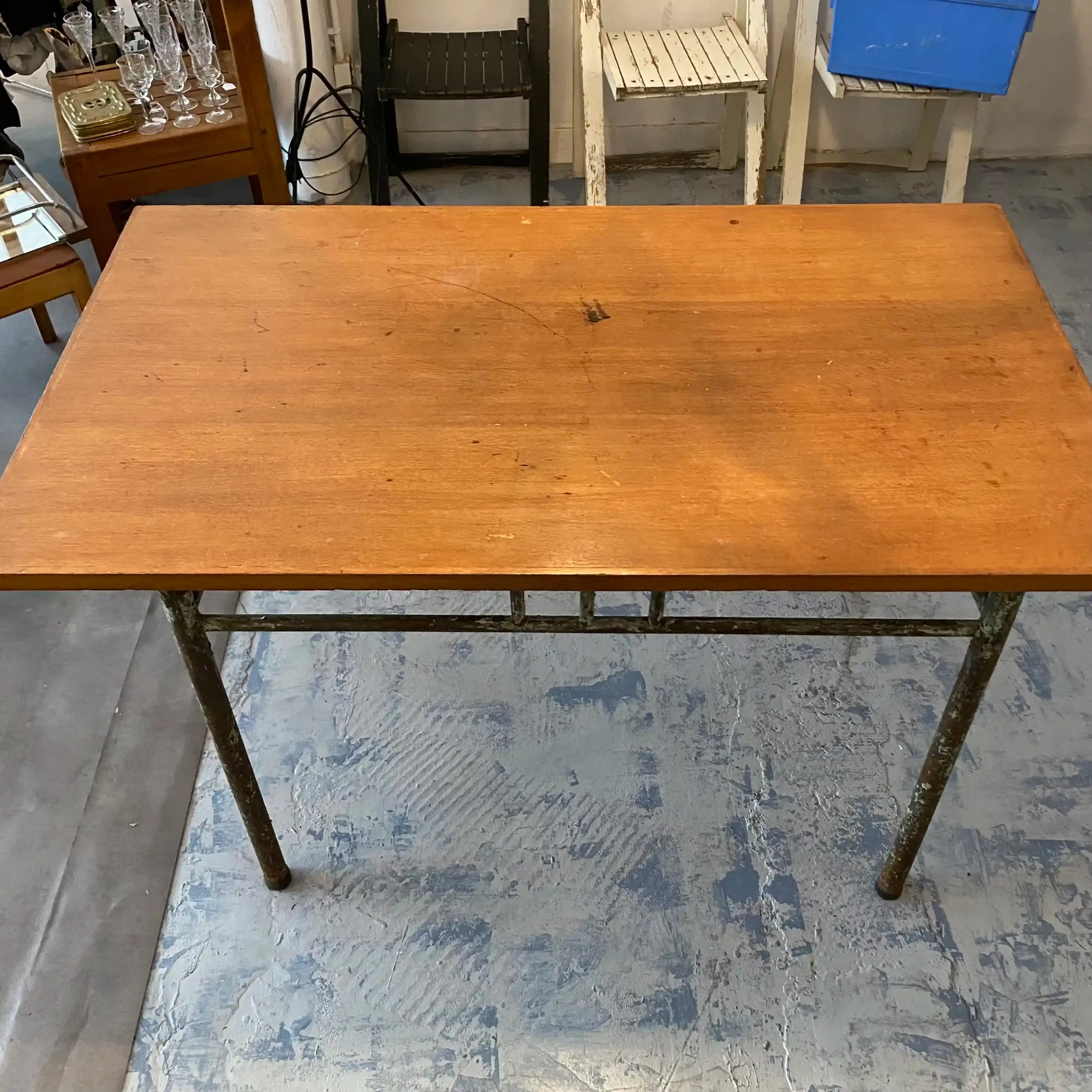 Table dans l'esprit Le Corbusier années 50