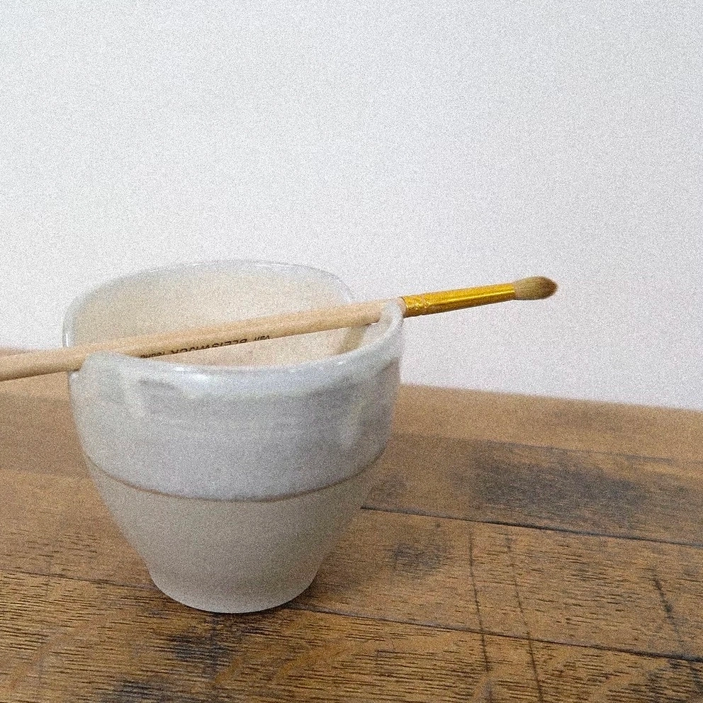 Tourné à la main dans mon atelier parisien, ce repose pinceau est pensé pour les gestes lents, les instants créatifs et les pratiques qui demandent attention. Deux encoches permettent de poser son pinceau avec soin, entre deux touches d’aquarelle, d’encre ou de gouache.
L’émail blanc nacré offre une surface lisse et lumineuse, légèrement irisée selon la lumière, il évoque la douceur d’un coquillage.
Chaque pièce est réalisée à la main à Paris. Formes, couleurs et textures peuvent donc présenter de légères variations : autant de petites singularités qui rendent chaque objet unique.
DIMENSIONS : Ø 9cm, H 4cm environ.
Les pièces sont uniques et peuvent présenter de légères variation de forme, de taille ou de couleur.