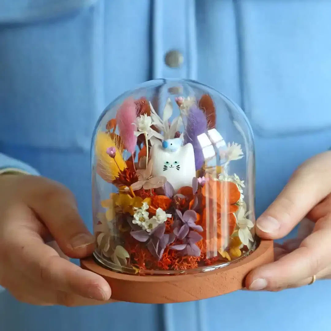 Une petite cloche de fleurs séchées qui abrite un chat pinson en faïence réalisé par la céramiste Dodo Toucan.
La figurine est modelée et peinte à la main dans leur atelier parisien, chaque duo chat.
Dimensions : Cloche : ø 12 cm x H 12 cm. Chat pinson en faïence : environ 3,5 cm