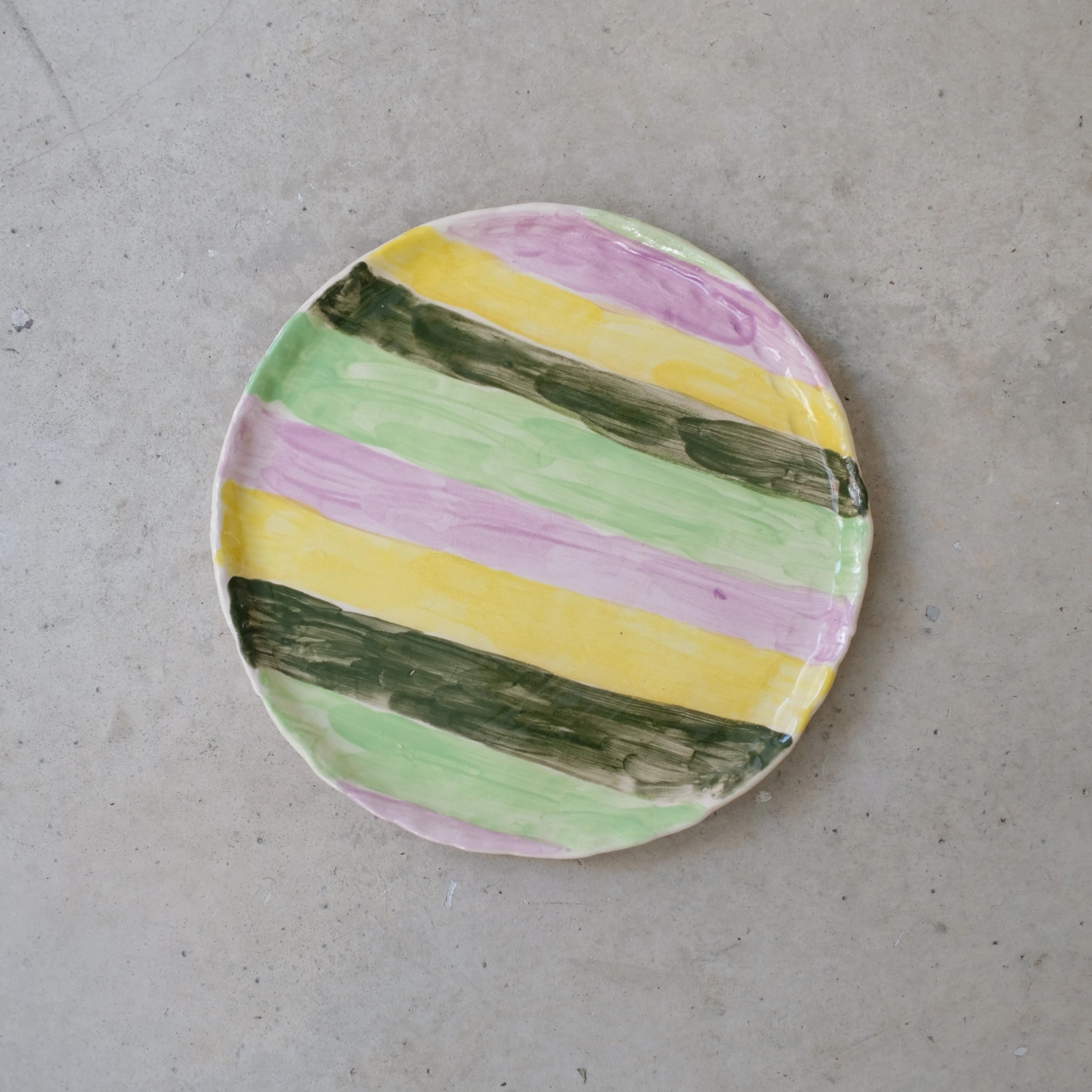 Assiette en faïence D 17cm - Rayures Jaune, verts, parme