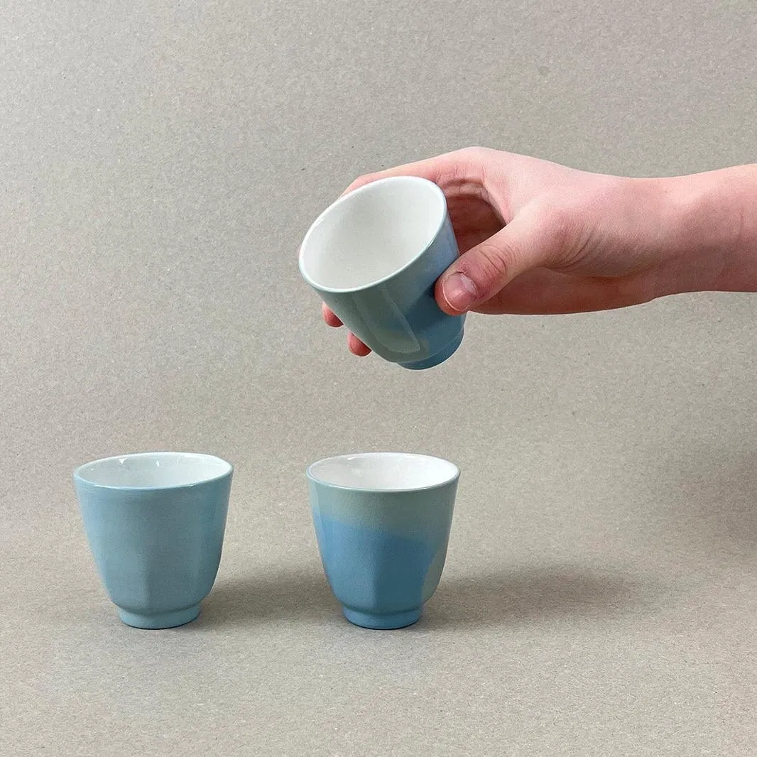 Porcelaine teintée dans la masse Pièces à colorations variables. h: 6,5 cm, diam. : 5,5 cm 100 ML Se lever et débuter un moment qui ne devrait jamais se finir. Comme boire une tasse de café en regardant le soleil se lever sur la montagne et en écoutant une douce musique pour accompagner cette contemplation. Cette tasse à café offre quelques minutes de repos avant d'entamer la journée. Nos objets sont obtenus par coulage, un à un, à la main. Ils présentent chacun des particularités qui attestent de leur aspect artisanal. Nous proposons des pièces à caractère unique, ou en petite série. C'est pourquoi le stock est limité.