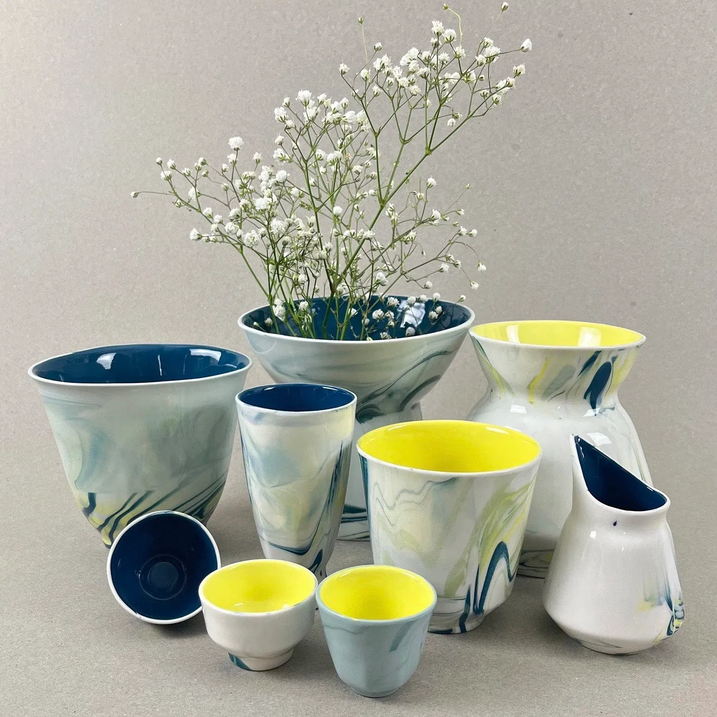 Porcelaine teintée dans la masse. Pièces à colorations variables. Intérieur bleu canard - plateau de bois non fourni Dim. : diam 4 cm, h : 3,5cm Un ou plusieurs petits pots à épices, sauces et condiments pour pimenter vos mixtures de printemps les plus magiques… saupoudrez, mélangez, et surtout laissez-vous embarquer par le pouvoir de ce breuvage. N'oubliez pas d'aller écouter le motif musical associé à cette collection.