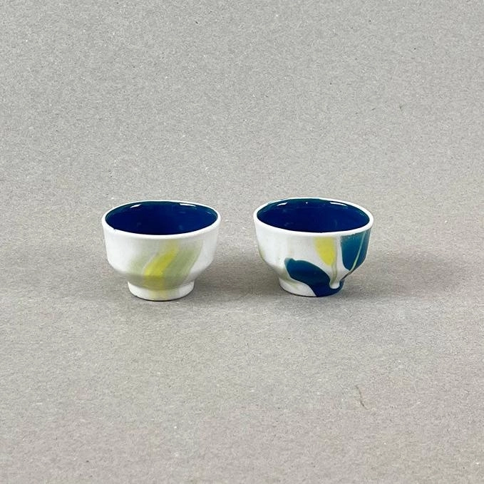 Porcelaine teintée dans la masse. Pièces à colorations variables. Intérieur bleu canard - plateau de bois non fourni Dim. : diam 4 cm, h : 3,5cm Un ou plusieurs petits pots à épices, sauces et condiments pour pimenter vos mixtures de printemps les plus magiques… saupoudrez, mélangez, et surtout laissez-vous embarquer par le pouvoir de ce breuvage. N'oubliez pas d'aller écouter le motif musical associé à cette collection.