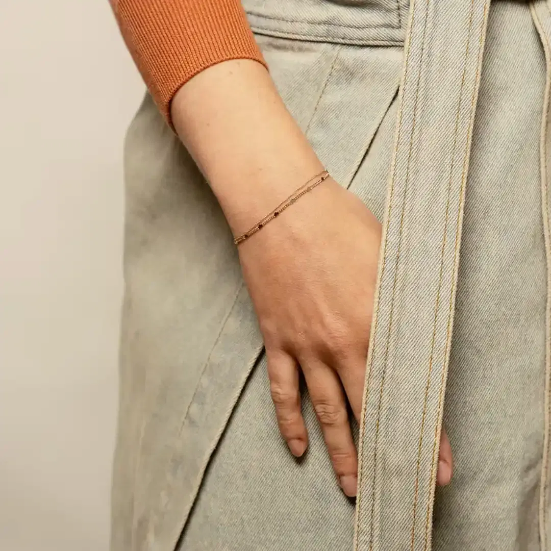 Le bracelet CARA est un bijou minimaliste et délicat qui se compose de deux fines chaînes : l'une tressée et l'autre parsemée de petits cœurs. Le détail subtil de ce bijou se passe au dos : vous y trouverez une chaînette de réglage, elle aussi, en forme de cœur et qui se termine par ce même symbole de l'amour.
Le bracelet mesure 15cm, avec une chaînette de réglage d'environ 4cm.
Les bijoux Atelier Nicol sont entièrement fabriqués en laiton (sans nickel, non allergène), puis recouverts d'un bain d'or. Le placage trois microns permet à chaque pièce de pouvoir vous accompagner au quotidien et de durer dans le temps. Les bijoux plaqué argent sont, quant à eux, recouvert d'un bain d'argent de dix microns.