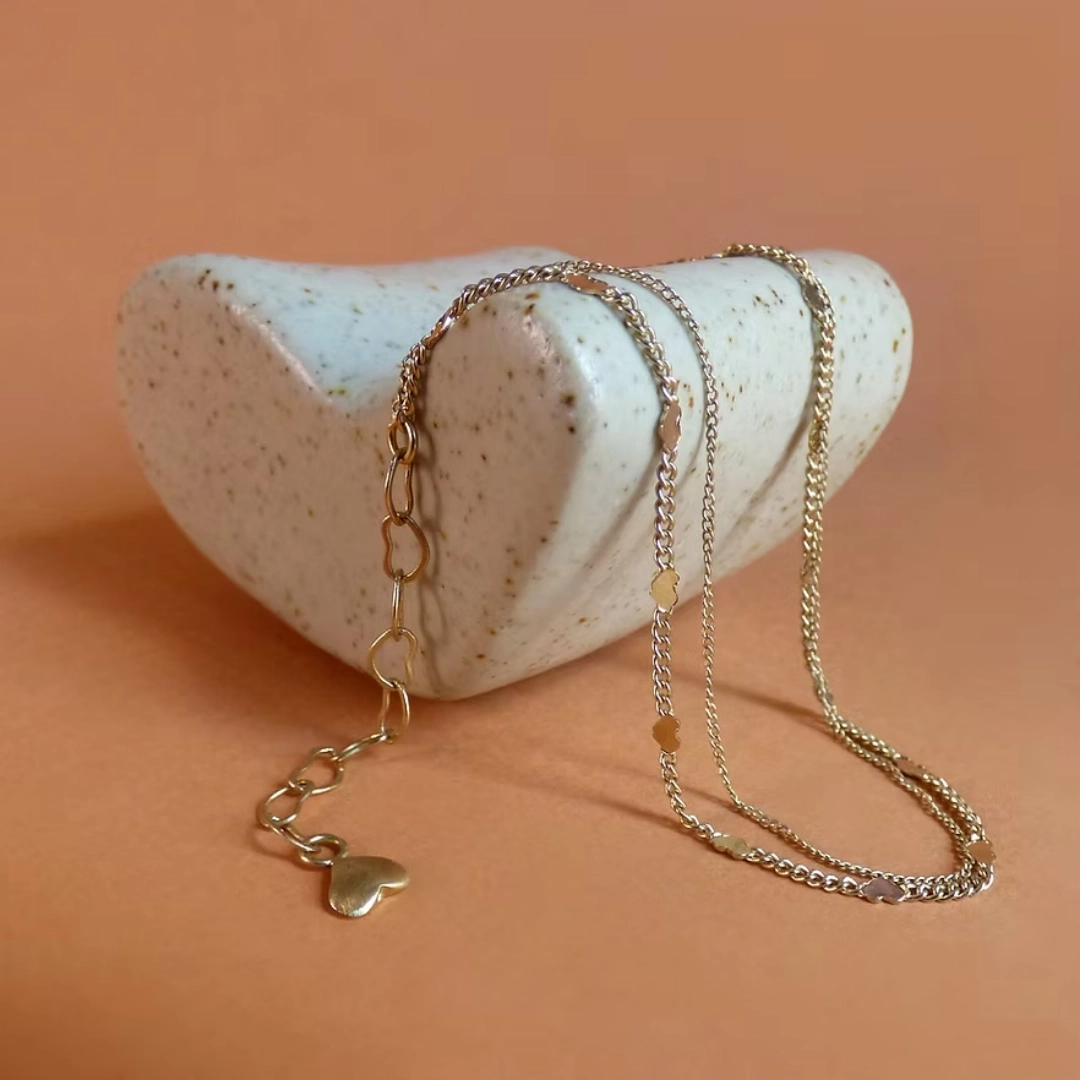 Le bracelet CARA est un bijou minimaliste et délicat qui se compose de deux fines chaînes : l'une tressée et l'autre parsemée de petits cœurs. Le détail subtil de ce bijou se passe au dos : vous y trouverez une chaînette de réglage, elle aussi, en forme de cœur et qui se termine par ce même symbole de l'amour.
Le bracelet mesure 15cm, avec une chaînette de réglage d'environ 4cm.
Les bijoux Atelier Nicol sont entièrement fabriqués en laiton (sans nickel, non allergène), puis recouverts d'un bain d'or. Le placage trois microns permet à chaque pièce de pouvoir vous accompagner au quotidien et de durer dans le temps. Les bijoux plaqué argent sont, quant à eux, recouvert d'un bain d'argent de dix microns.