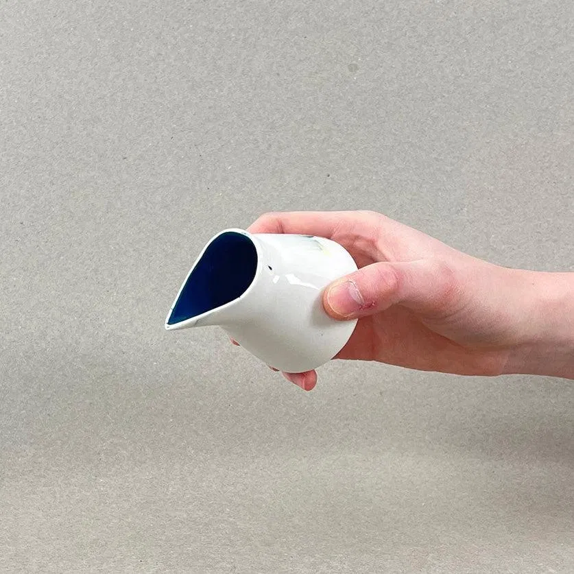 Porcelaine teintée dans la masse. Pièces à colorations variables. Dim. : diam 6,3 cm, h : 9,4 cm Ce petit pot vous offre une occasion unique de personnaliser vos potions avec ou sans alcool par une touche de couleur à la surface … sa tête d’oiseau ne vous laissera pas ignorer le printemps, et ses jours qui rallongent ! N'oubliez pas d'aller écouter le motif musical associé à cette collection.