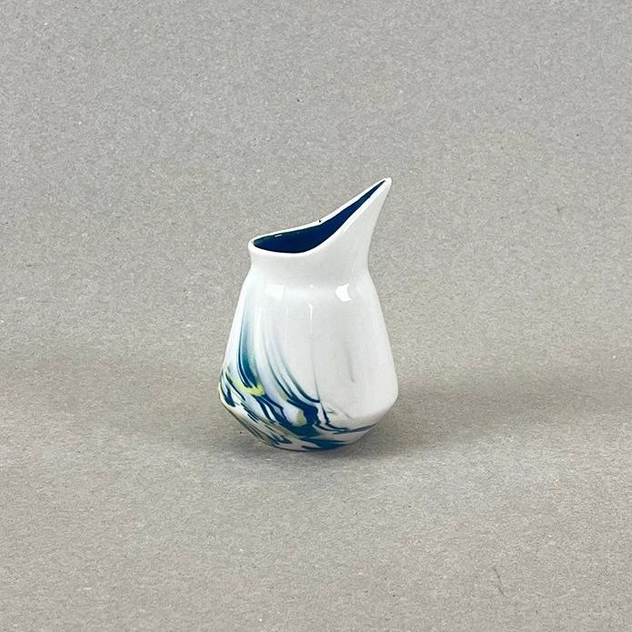 Porcelaine teintée dans la masse. Pièces à colorations variables. Dim. : diam 6,3 cm, h : 9,4 cm Ce petit pot vous offre une occasion unique de personnaliser vos potions avec ou sans alcool par une touche de couleur à la surface … sa tête d’oiseau ne vous laissera pas ignorer le printemps, et ses jours qui rallongent ! N'oubliez pas d'aller écouter le motif musical associé à cette collection.