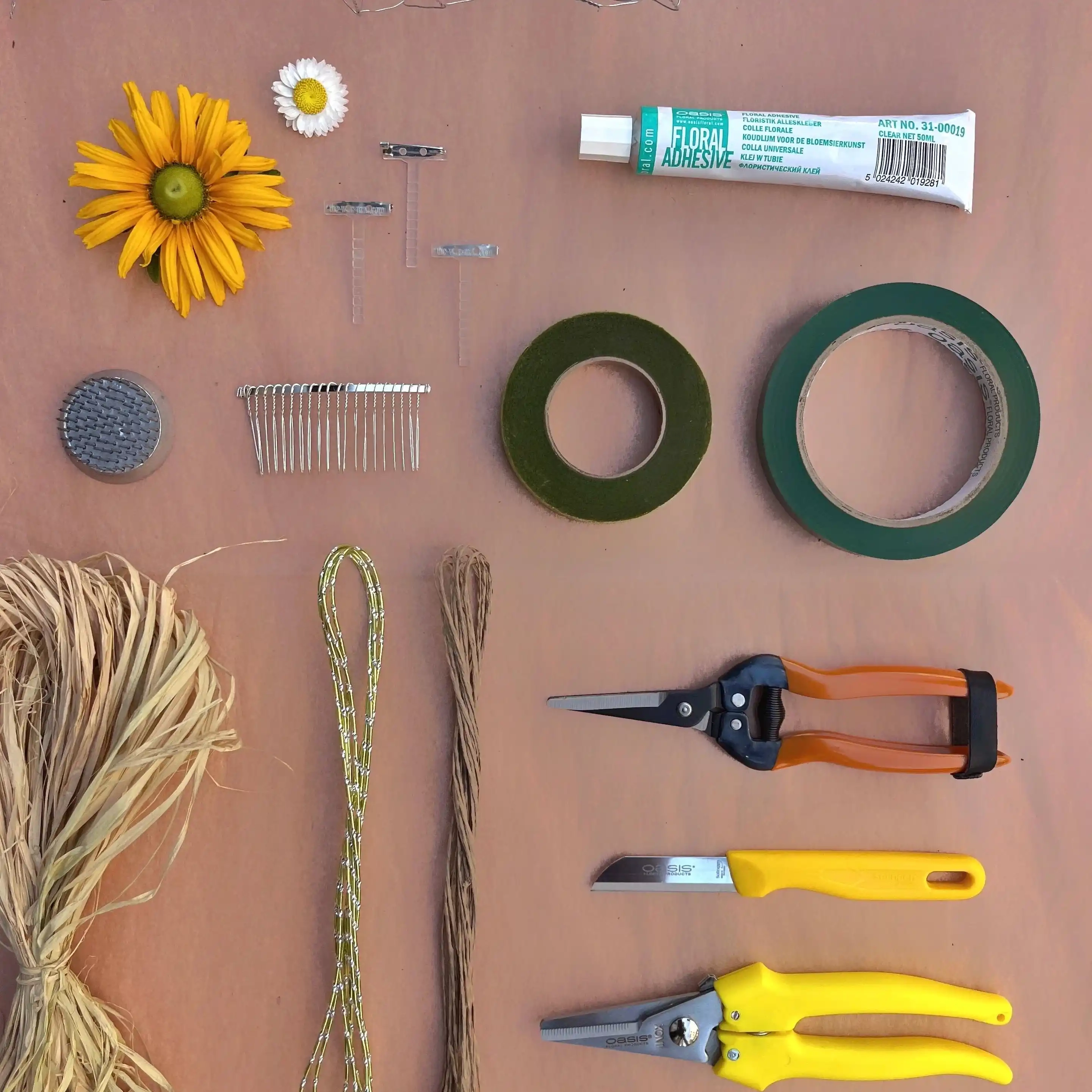 L'essentiel des outils et accessoires de fleuriste Difficile lorsqu'on débute dans l'art floral de trouver le matériel adéquat. C'est pourquoi Désirée partage avec vous ses outils et accessoires préférés, testés et approuvés au fil des années ! Contenu de la trousse à outils Notre trousse à outils est composée d'une sélection d'outils et d'accessoires à l'épreuve du temps : les essentiels pour réaliser des bouquets à foison, des centres de table sans mousse florale, des bijoux, couronnes murales, chemin de table etc. Elle contient : un sécateur de fleuriste un coupe-tout un couteau de fleuriste un kenzan (pique-fleur) un rouleau de sotiba (scotch de fleuriste) 50 cm carré de grillage à poule 3 mètres de fil de fer spécial couronnes 6 mètres de raphia armé 3 boutonnières et 1 peigne un rouleau de floratape une colle florale une grosse poignée de raphia une trousse à outils Désirée fabriquée par la société Les Mouettes Vertes en coton bio certifié GOTS (certification de qualité environnementale et sociale). Cette trousse est fabriquée en Inde dans une manufacture auditée pour certifier son haut niveau de standards sociaux. Envie d'apprendre à réaliser des compositions florales avec le matériel de notre trousse à outils? Guettez la mise en ligne de nos prochains cours du soir !
