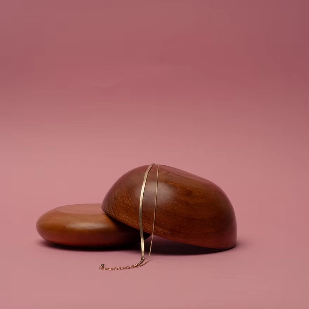 Minimaliste, le bracelet LINEA vient dessiner deux lignes aériennes autours de votre poignet avec sa double chaîne. Un bijou graphique et épuré, à porter seul ou en accumulation.
La chaîne mesure environ 15cm avec une chaînette de réglage de 4cm.
Les bijoux Atelier Nicol sont entièrement fabriqués en laiton (sans nickel, non allergène), puis recouverts d'un bain d'or. Le placage trois microns permet à chaque pièce de pouvoir vous accompagner au quotidien et de durer dans le temps. Les bijoux plaqué argent sont, quant à eux, recouvert d'un bain d'argent de dix microns.