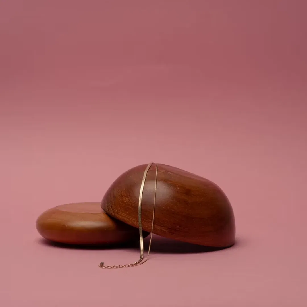 Minimaliste, le bracelet LINEA vient dessiner deux lignes aériennes autours de votre poignet avec sa double chaîne. Un bijou graphique et épuré, à porter seul ou en accumulation.
La chaîne mesure environ 15cm avec une chaînette de réglage de 4cm.
Les bijoux Atelier Nicol sont entièrement fabriqués en laiton (sans nickel, non allergène), puis recouverts d'un bain d'or. Le placage trois microns permet à chaque pièce de pouvoir vous accompagner au quotidien et de durer dans le temps. Les bijoux plaqué argent sont, quant à eux, recouvert d'un bain d'argent de dix microns.