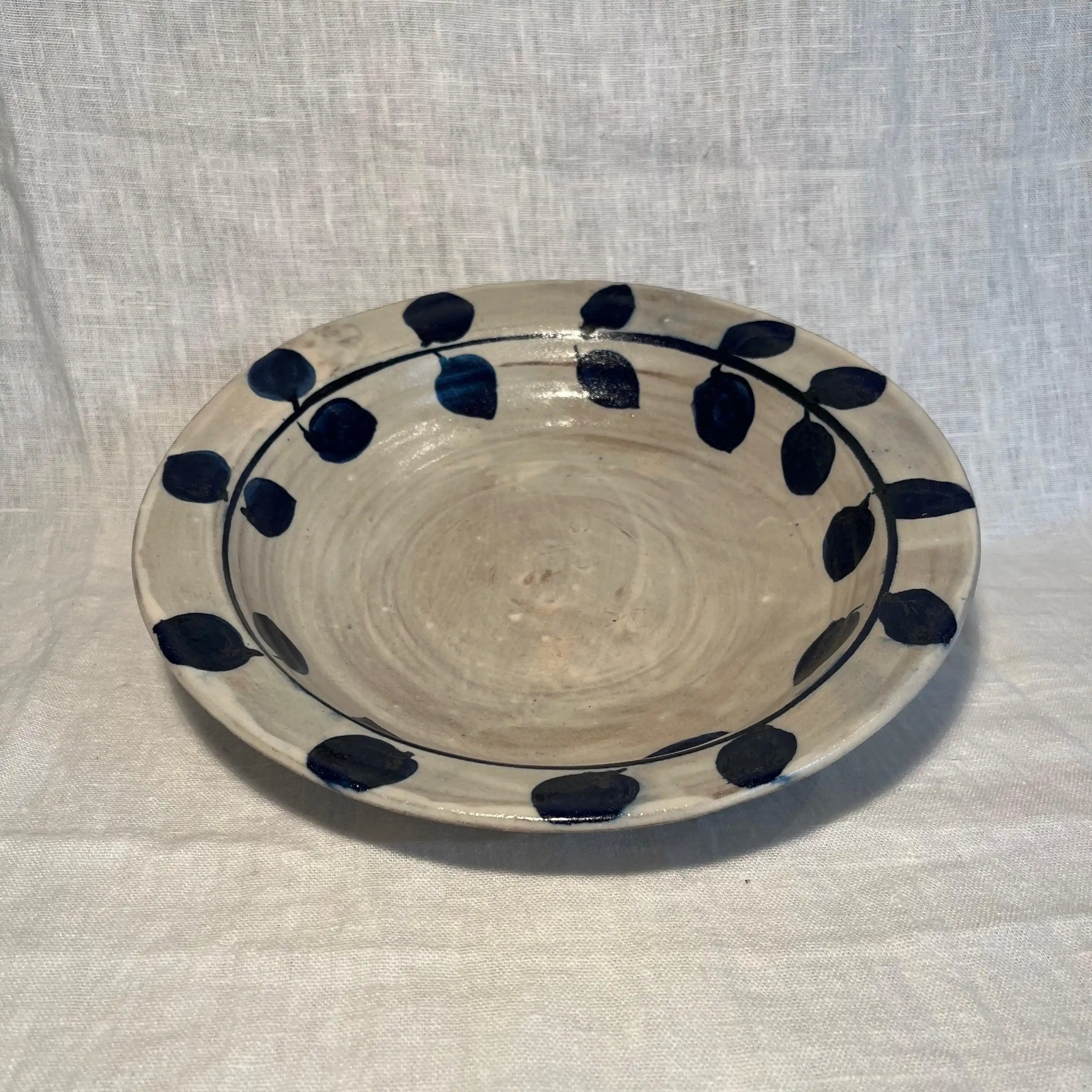 Plat de service en grès. Engobe et jus d’oxyde bleu. Diamètre 30 cm