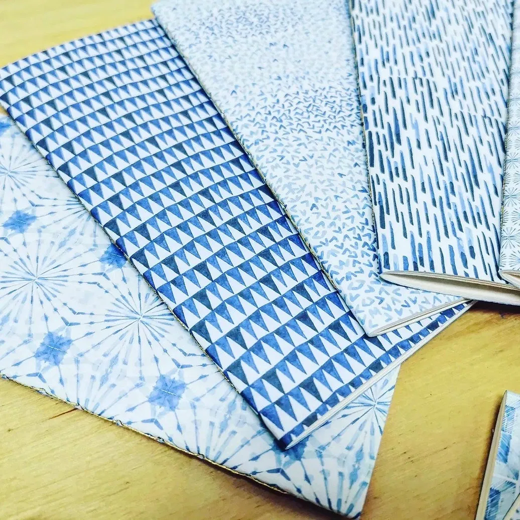 Un petit carnet à toujours avoir dans son sac.
Format poche
Carnet comprenant 40 pages vierges, reliure cousue au fil doré, couverture souple en papier origami inspiré du Shibori.
Le shibori est une technique japonaise de teinture, qui consiste à tordre, nouer ou bloquer le tissu pour créer des réserves et des motifs. Traditionnellement, on utilise l'indigo pour la teinture.