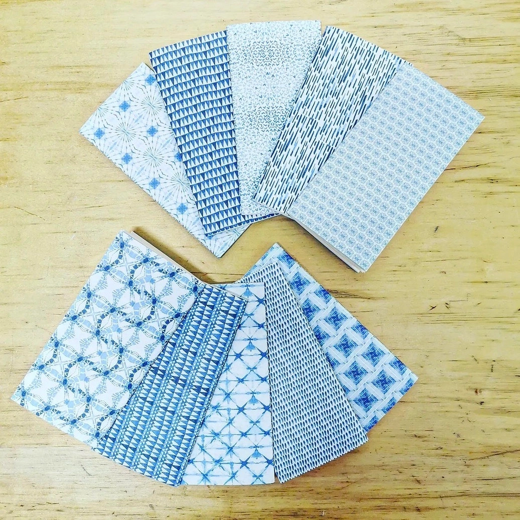 Un petit carnet à toujours avoir dans son sac.
Format poche
Carnet comprenant 40 pages vierges, reliure cousue au fil doré, couverture souple en papier origami inspiré du Shibori.
Le shibori est une technique japonaise de teinture, qui consiste à tordre, nouer ou bloquer le tissu pour créer des réserves et des motifs. Traditionnellement, on utilise l'indigo pour la teinture.