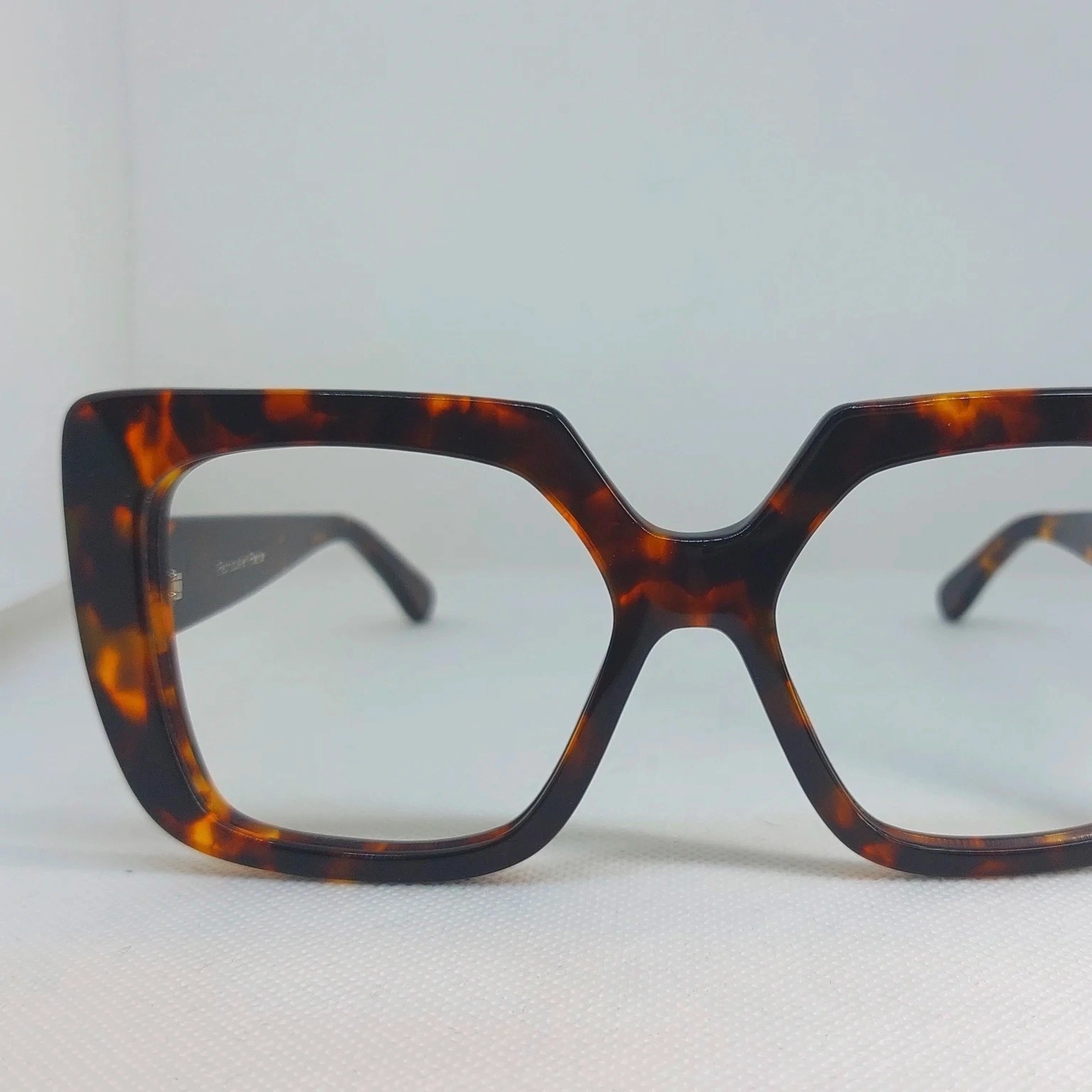 Monture optique et solaire femme.
Grandes lunettes over size carrées, très féminine et chic.
Finition originale en charnières non rivetées.
Collection artisanale. Fabrication française à la main.
Possibilité de réaliser le modèle avec ou sans rivet.