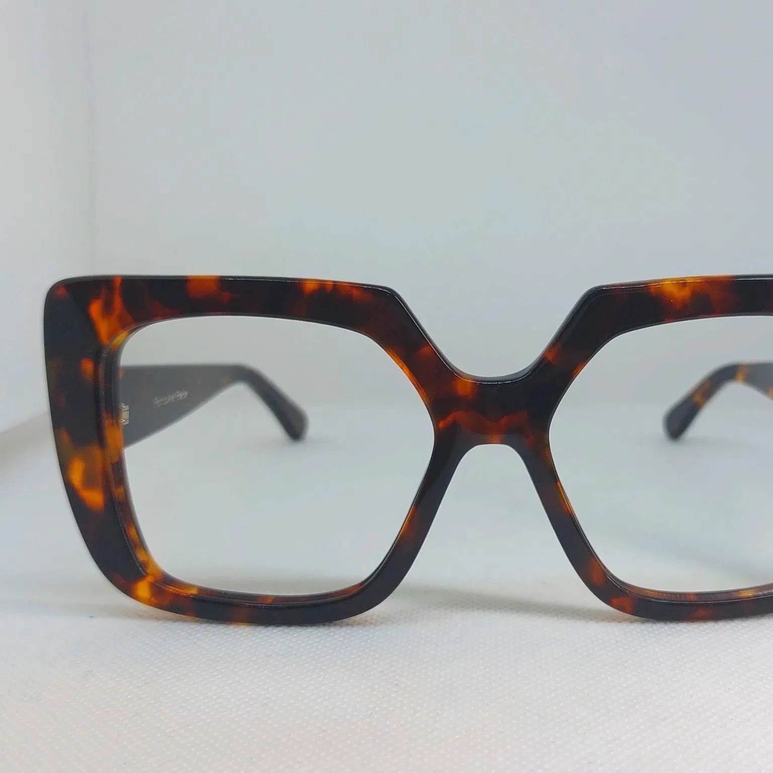 Monture optique et solaire femme.
Grandes lunettes over size carrées, très féminine et chic.
Finition originale en charnières non rivetées.
Collection artisanale. Fabrication française à la main.
Possibilité de réaliser le modèle avec ou sans rivet.