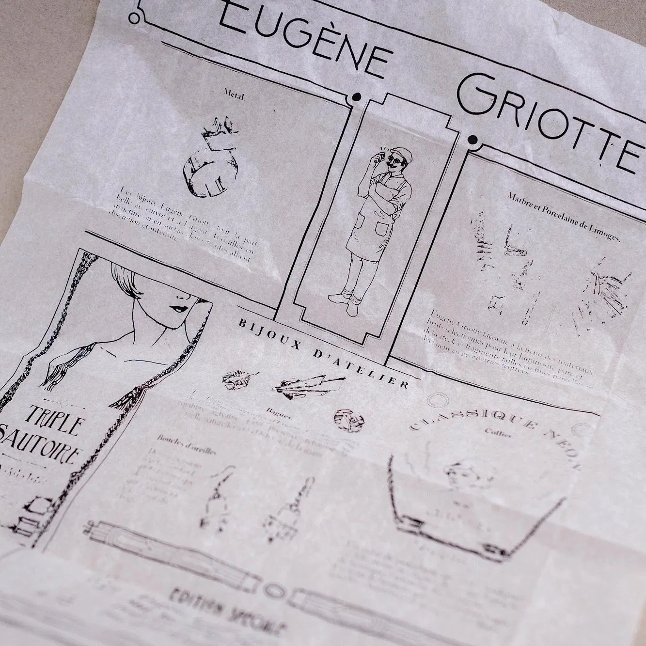 Cylindre de porcelaine taillé à la main, apprêts dorés à l’or fin. Longueur : 7 cm Télégraphe est une collection de bijoux élégante et épurée, qui se porte aussi bien en soirée que dans un quotidien actif. Discrète, elle souligne la délicatesse des traits de celle -ou celui- qui en porte les pièces. Les éléments en porcelaine de cette collection sont tous taillés au diamant, un par un, dans un bloc brut. A travers cette manière de faire, très inhabituelle pour la porcelaine, Eugène Griotte imite les gestes du lapidaire. Les boucles peuvent être montées sur clip, à votre demande lors de la commande. Il suffit de nous envoyer un mail pour nous le préciser.