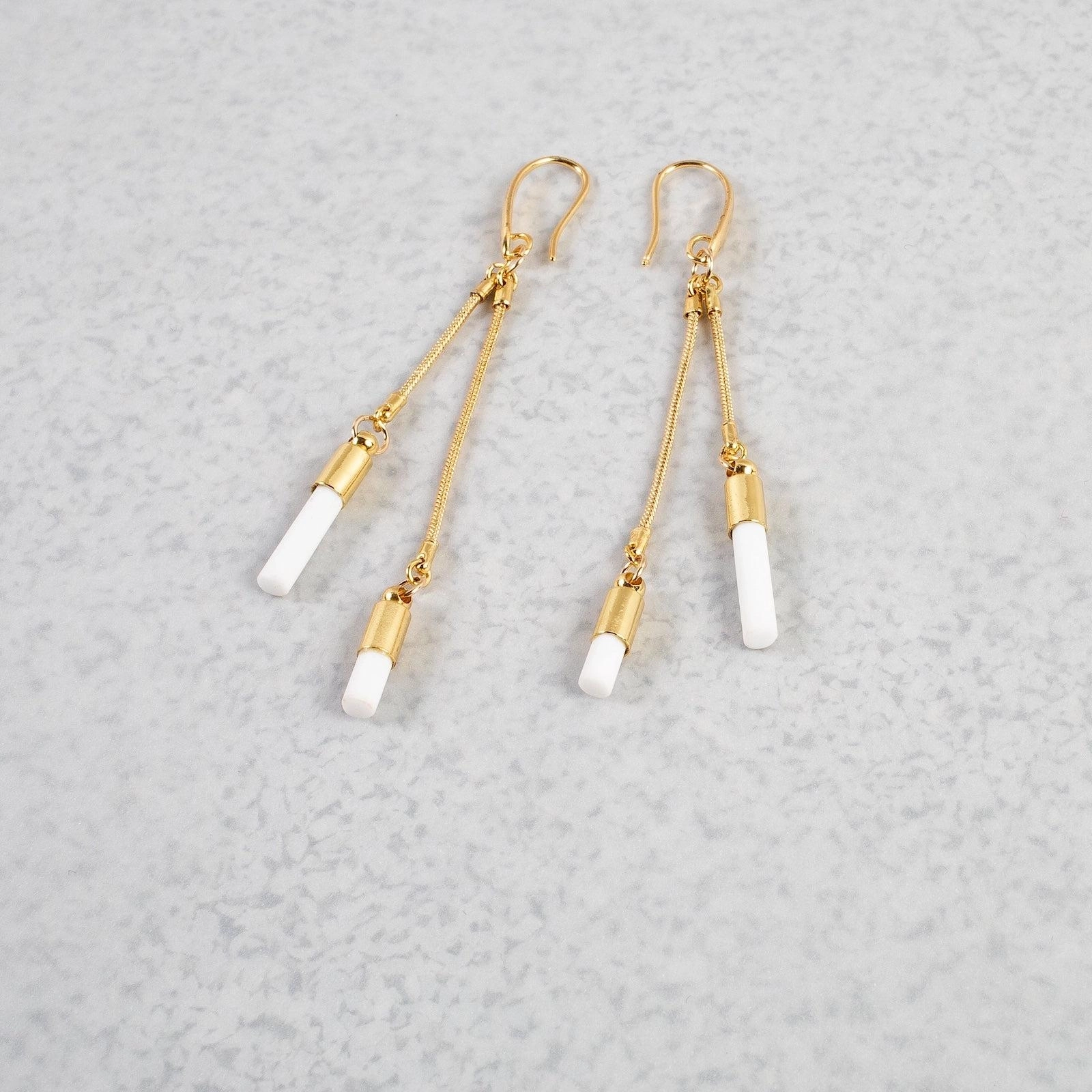 Cylindre de porcelaine taillé à la main, apprêts dorés à l’or fin. Longueur : 7 cm Télégraphe est une collection de bijoux élégante et épurée, qui se porte aussi bien en soirée que dans un quotidien actif. Discrète, elle souligne la délicatesse des traits de celle -ou celui- qui en porte les pièces. Les éléments en porcelaine de cette collection sont tous taillés au diamant, un par un, dans un bloc brut. A travers cette manière de faire, très inhabituelle pour la porcelaine, Eugène Griotte imite les gestes du lapidaire. Les boucles peuvent être montées sur clip, à votre demande lors de la commande. Il suffit de nous envoyer un mail pour nous le préciser.