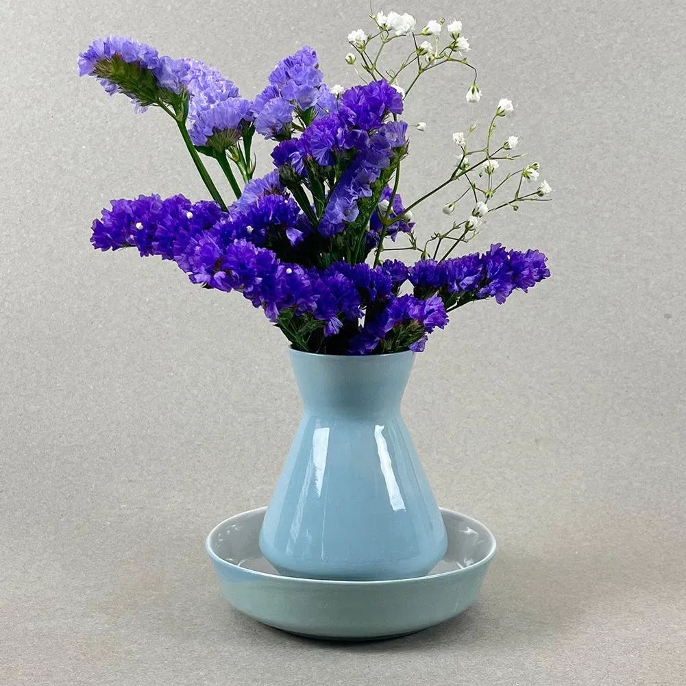 Dim : diam. 13 cm, H 4cm. Un objet délicat à poser sur votre table pour la décorer et contenir vos gâteaux apéritifs. Nos objets sont obtenus par coulage, un à un, à la main. Ils présentent chacun des particularités qui attestent de leur aspect artisanal. Nous proposons des pièces à caractère unique, ou en petite série. C'est pourquoi le stock est limité.