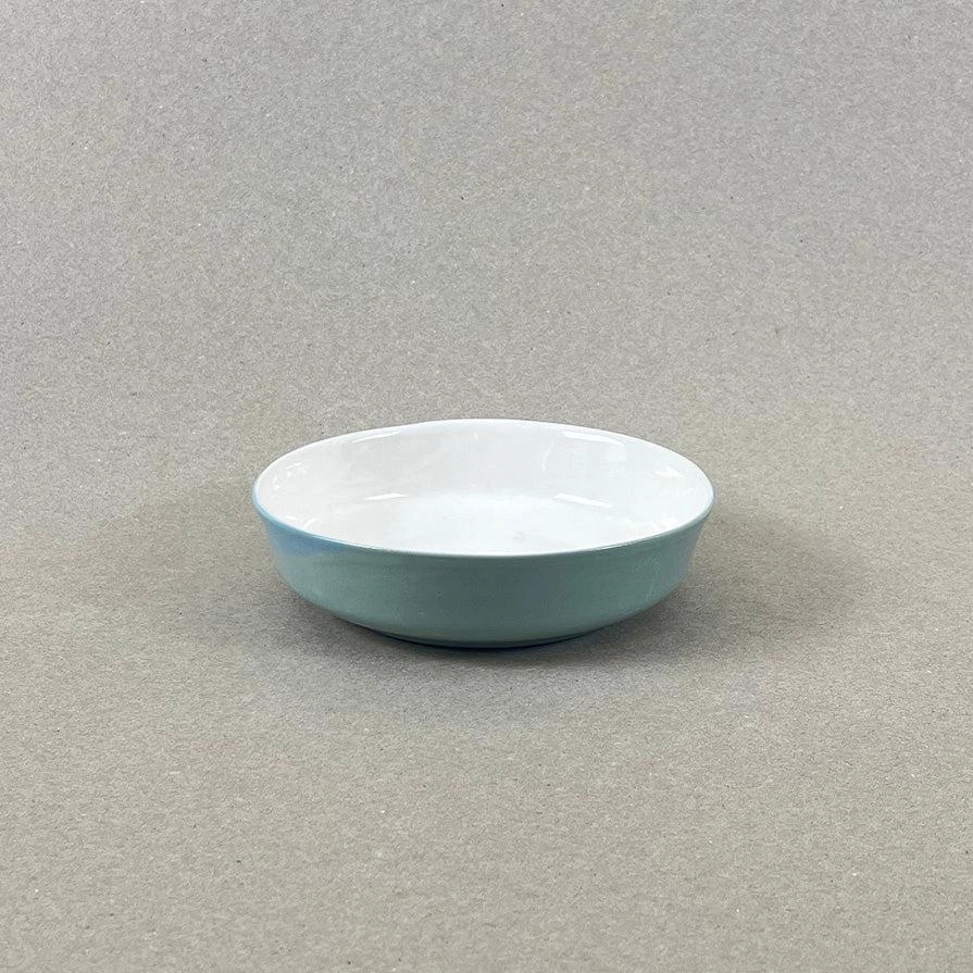 Dim : diam. 13 cm, H 4cm. Un objet délicat à poser sur votre table pour la décorer et contenir vos gâteaux apéritifs. Nos objets sont obtenus par coulage, un à un, à la main. Ils présentent chacun des particularités qui attestent de leur aspect artisanal. Nous proposons des pièces à caractère unique, ou en petite série. C'est pourquoi le stock est limité.