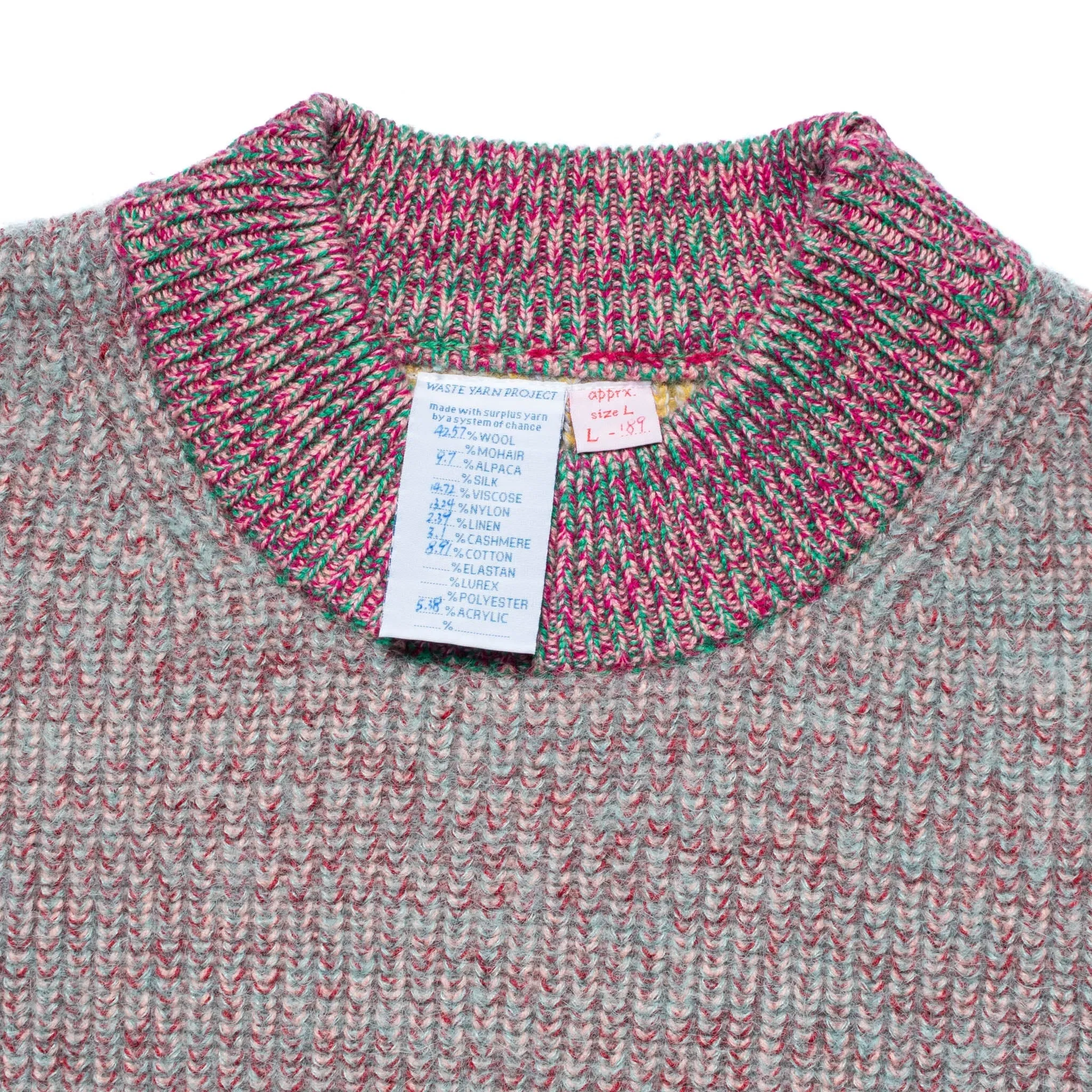 Pull tricoté taille L. LÆRKE est un pull court à col montant.
Sa coupe carrée et décontractée présente des épaules tombantes et des fentes de chaque côté.
Le modèle est défini, mais les couleurs et le fil sont choisis par la roue de la fortune WYP.
Ainsi, chaque pièce est vraiment unique au monde !