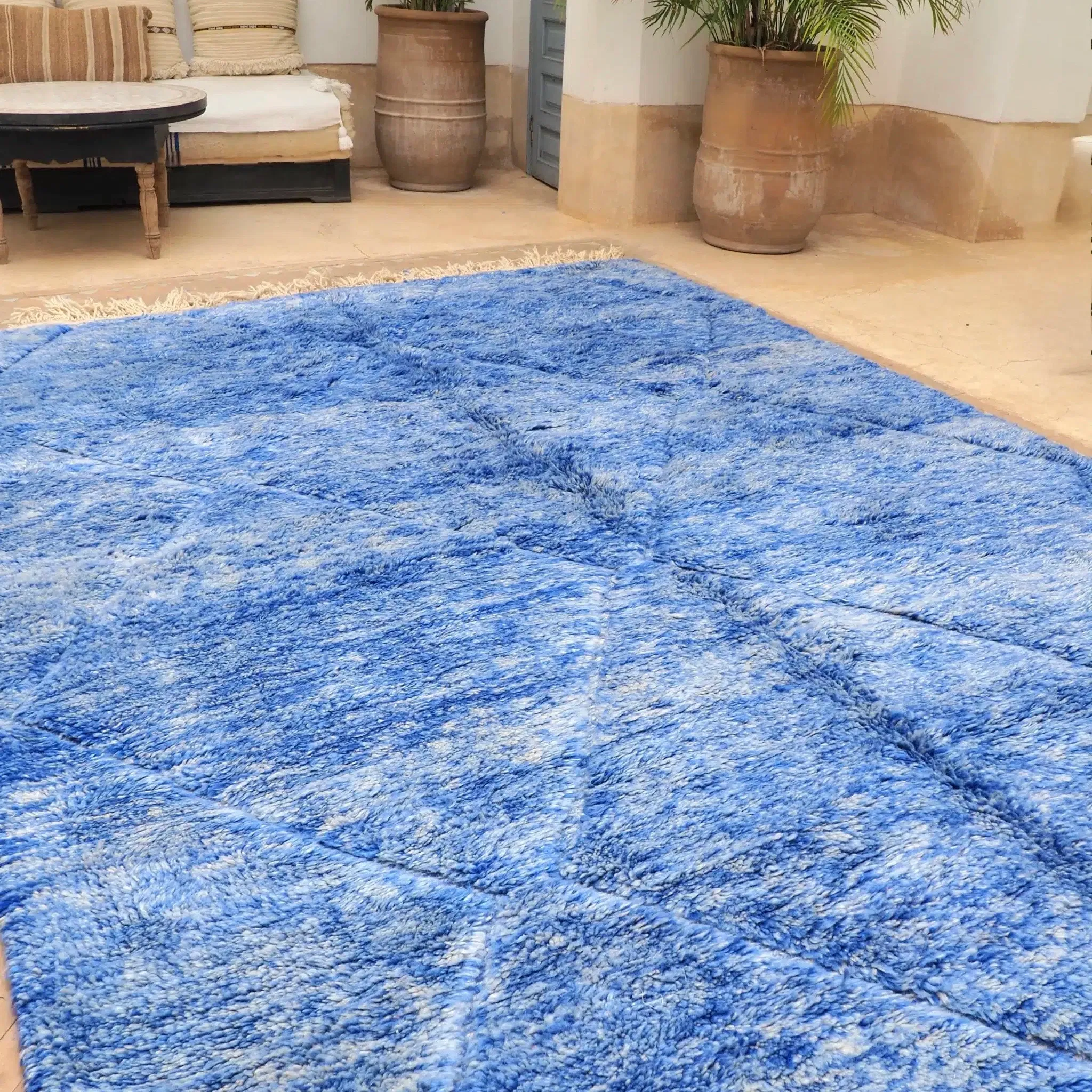 Grand tapis Berbère Marocain Mrirt aux nuances de bleu moucheté blanc cassé et motifs graphiques en relief, création exclusive pour Les Possibles Shop.
Tissé à la main dans le Moyen Atlas, le M’rirt est tissé à partir de la plus belle laine de mouton du Maroc. C’est une laine d’excellente qualité, les tapis sont très denses grâce à ses doubles nœuds.
Votre tapis vous offrira une épaisseur et un moelleux sans pareils, qui vous accompagnera de nombreuses années. C’est une véritable merveille qui apportera caractère et chaleur à votre intérieur. Il trouvera sa place aussi bien dans votre chambre que votre salon ou salle à manger.
C’est un tapis entièrement réalisé à la main et d’une qualité exceptionnelle, c’est une pièce unique et luxueuse
Dimensions: Il mesure 300 x 210 cm environ