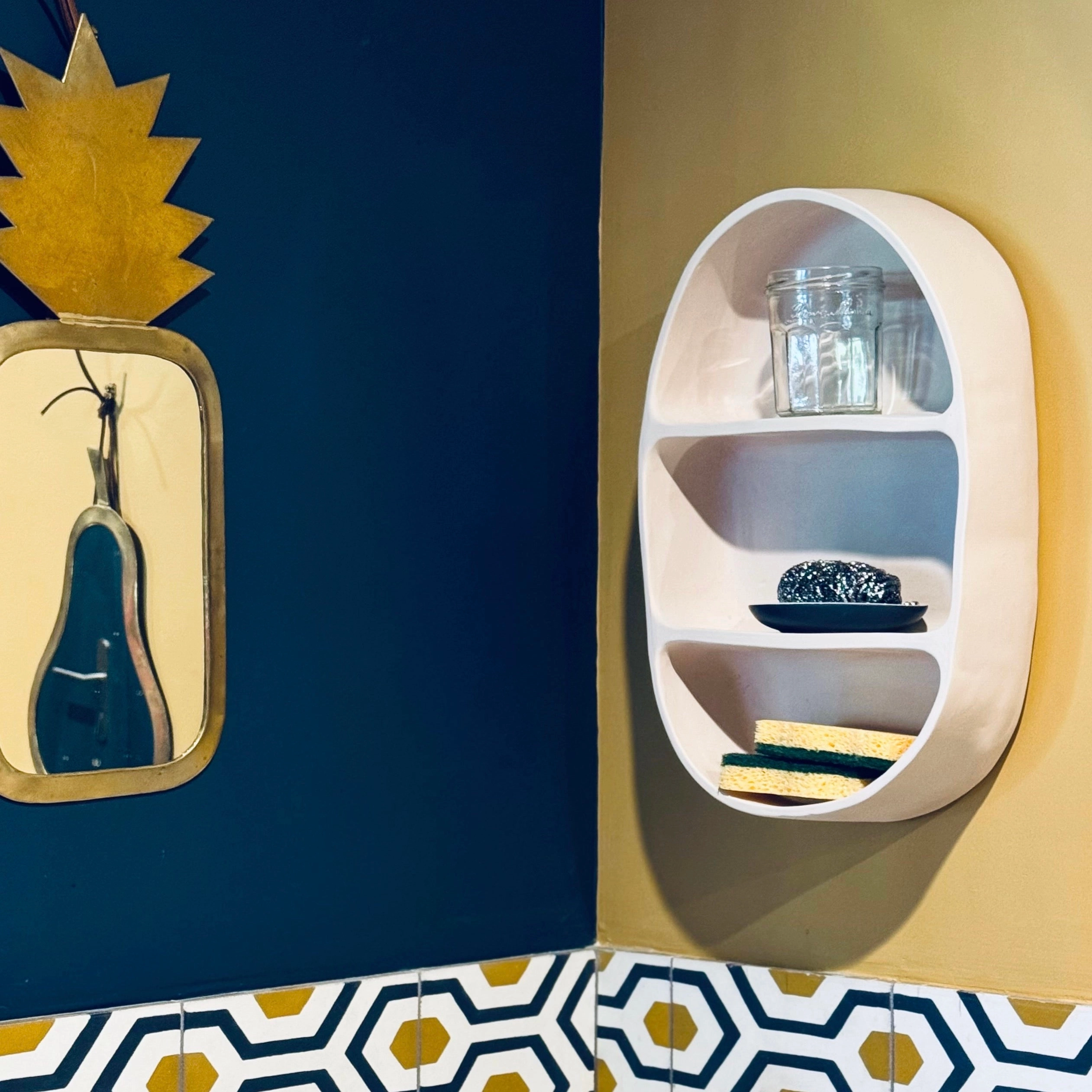 Étagère fabriquée à la main en faience. Ici brute, elle peut être émaillée dans la couleur de votre choix. CAP Céramique Artisanale Parisienne.