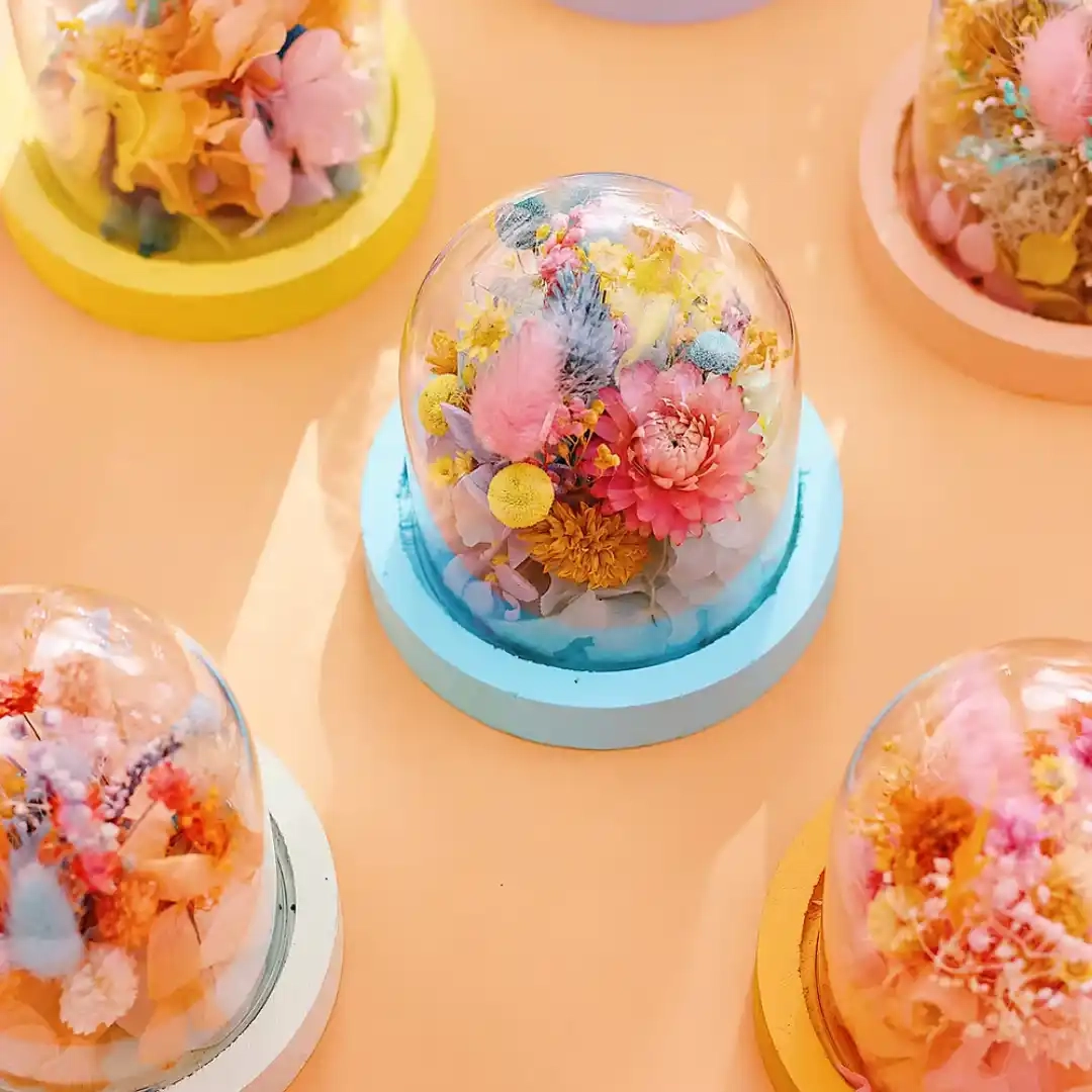 Votre cloche de fleurs 100% sur-mesure ! Choissez la taille de votre cloche, la couleur du socle de la cloche et les couleurs des fleurs.
Petite Ø 12 x H 12 cm
Moyenne Ø 14 x H 17 cm
Grande Ø 17 x H 24 cm
À partir de 42,00 €