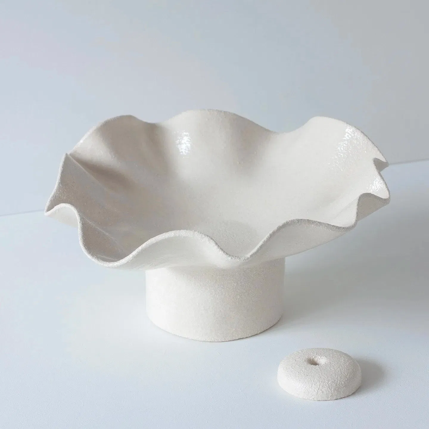 Cet objet en grès chamotté de forme évasée/évasive peut accueillir multitudes de petits fruits et peut aussi se transformer en composition florale grâce à son pique-fleurs.
Hauteur : 9 cm / Diamètre : 20 cm. Émail brillant intérieur / extérieur. Forme aléatoire / Se décline dans plusieurs tailles.