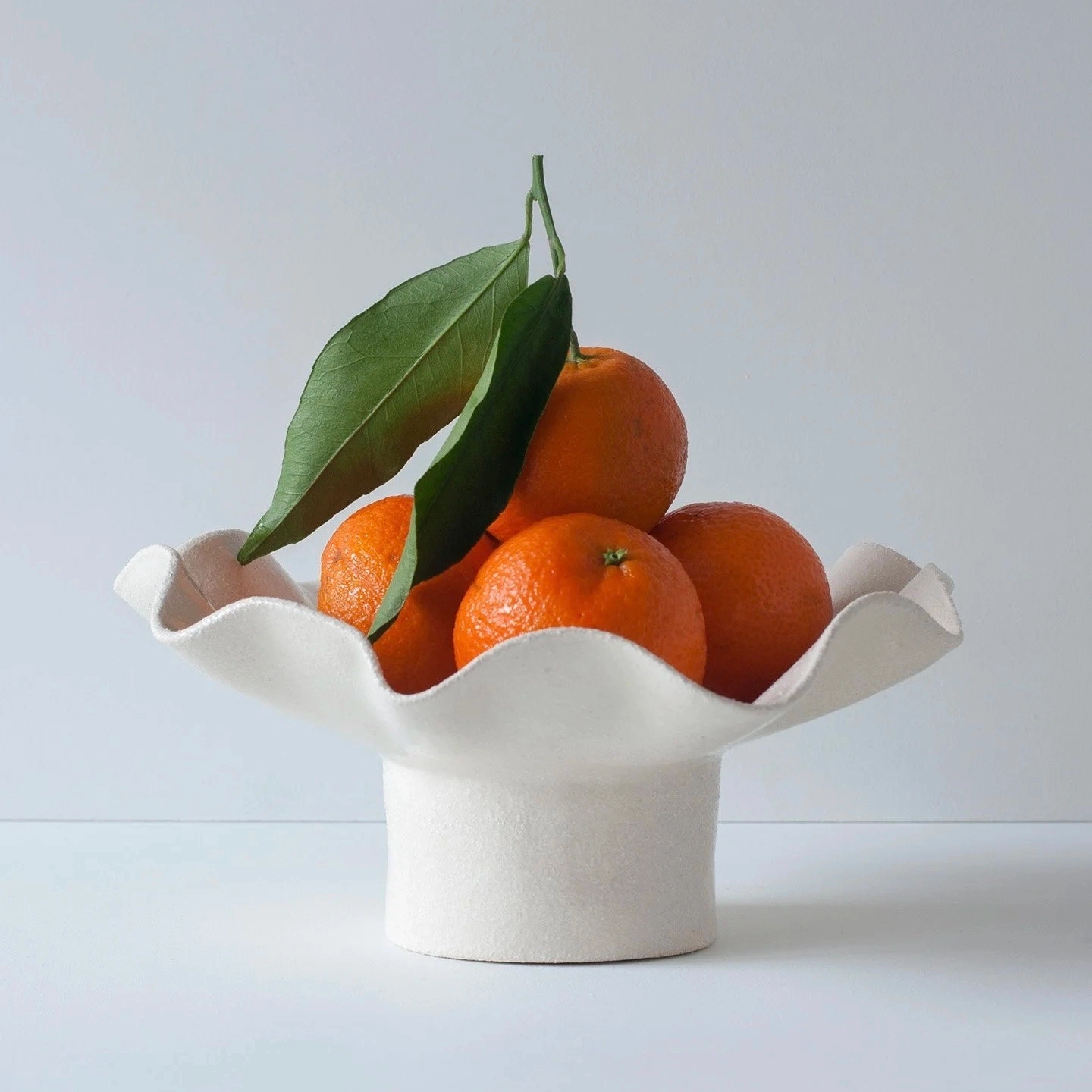 Cet objet en grès chamotté de forme évasée/évasive peut accueillir multitudes de petits fruits et peut aussi se transformer en composition florale grâce à son pique-fleurs.
Hauteur : 9 cm / Diamètre : 20 cm. Émail brillant intérieur / extérieur. Forme aléatoire / Se décline dans plusieurs tailles.