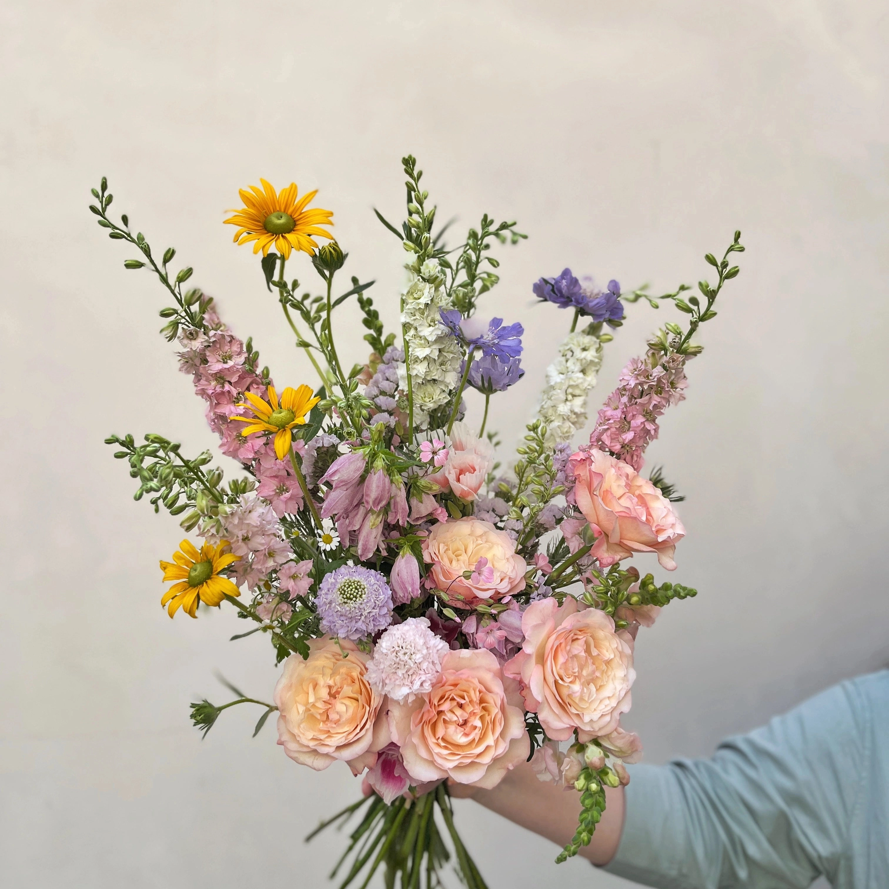 Les photos illustrent des bouquets de printemps de taille "beaucoup", elles ne sont pas contractuelles. Les fleurs et couleurs varient en fonction des arrivages. Une livraison 100% garantie Une livraison aux petits oignons, ça ne s'improvise pas : chez Désirée, les destinataires sont systématiquement contactés (mais sans dire qu'ils vont recevoir un bouquet ni bien sûr de qui ça vient) pour nous assurer de leur présence et éviter les échecs de livraison. Vous avez une demande spécifique (couleurs, détails de livraison) ? Dites-nous tout dans le champ "commentaires" de la page panier ! Tous vos petits mots sont écrits à la main par de vrais humains, et nous mettons un point d'honneur à réaliser le bouquet de vos rêves en fonction des occasions ! Un bouquet graphique Le bouquet des villes, c'est un joli bouquet élancé, travaillé tout en courbe et en hauteur et qui se pose idéalement contre un mur ou sur une cheminée. Un bouquet personnalisé Le bouquet des villes est confectionné selon l'inspiration et la saison par nos fleuristes du 11e, 12e et 14e arrondissement de Paris. Envie de couleurs en particuliers? Optez pour le pastel si vous aimez les teintes douces. Si vous préférez les couleurs franches et prononcées, choisissez plutôt l'option couleurs vives. Pas d'avis? Faites nous confiance, on adore vous surprendre ! Un bouquet écoresponsable Ce bouquet est éco-responsable : il contient 100% de fleurs de saison, issues d'exploitations visitées et sélectionnées pour leur approche raisonnable. Entre avril et octobre, ce bouquet est composé à 100% de fleurs produites en Ile-de-France. En hiver, les fleurs sont à 90 % françaises et à 10% produites dans la région de San Remo à la frontière italienne. Une envie d'en savoir plus sur notre démarche ? Découvrez les engagements de Désirée, fleuriste écoresponsable !