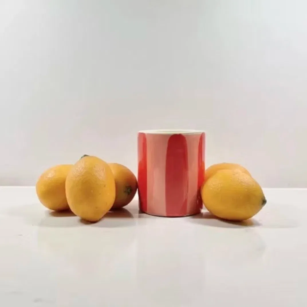 Bougie en céramique émaillée coulée à la main en région Parisienne.
Contenant : 220 grammes
Durée de combustion : 60 à 80 heures.
Composition : Cire de soja 100% naturelle, mèche en coton sans plomb, parfums Français de Grasse. (Vegan, sans ogm).
Pot en céramique fabriqué en Espagne.
Bougie vendue dans son pochon en coton.